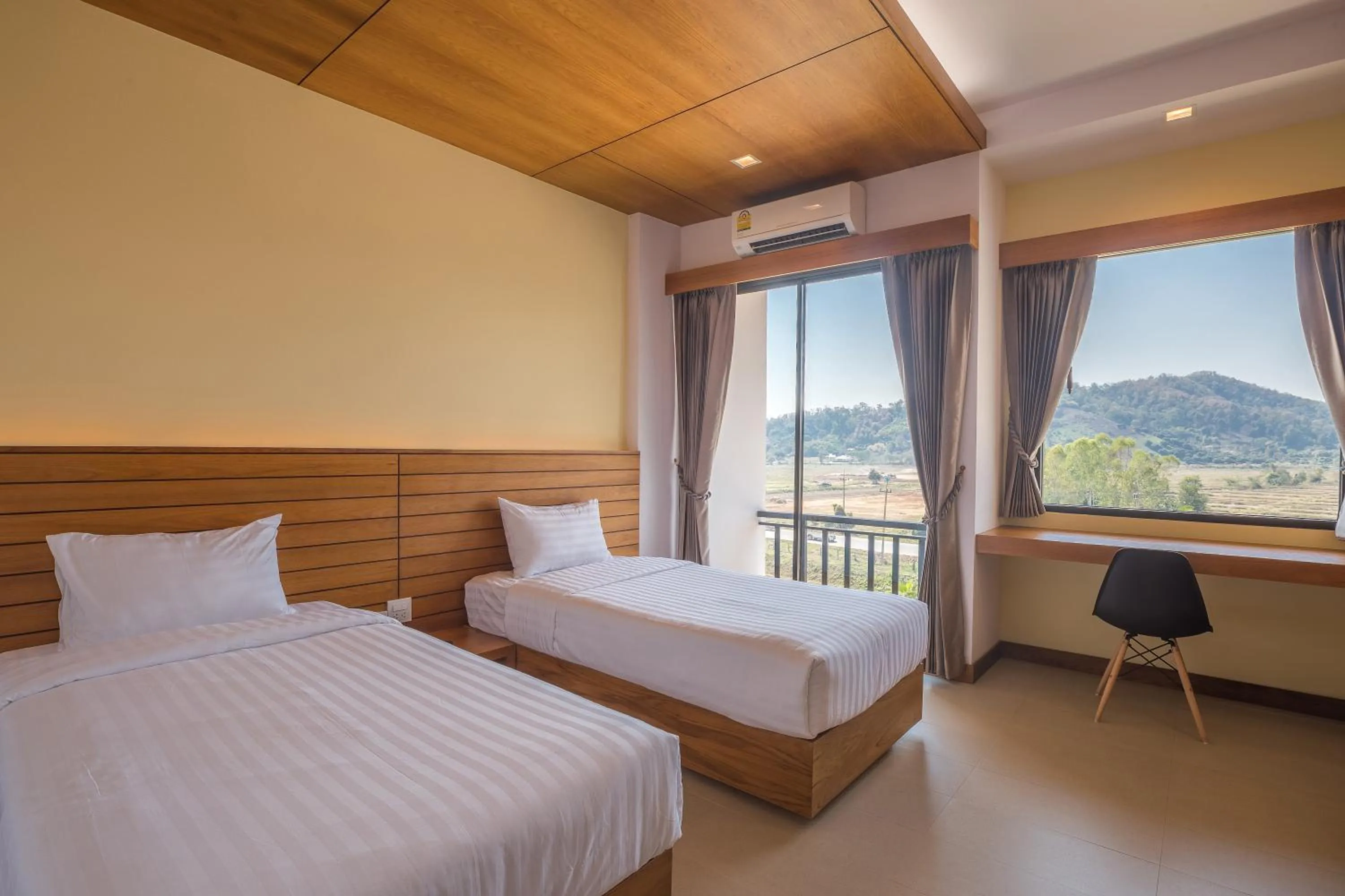 Shower, Bed in Sann View Hotel