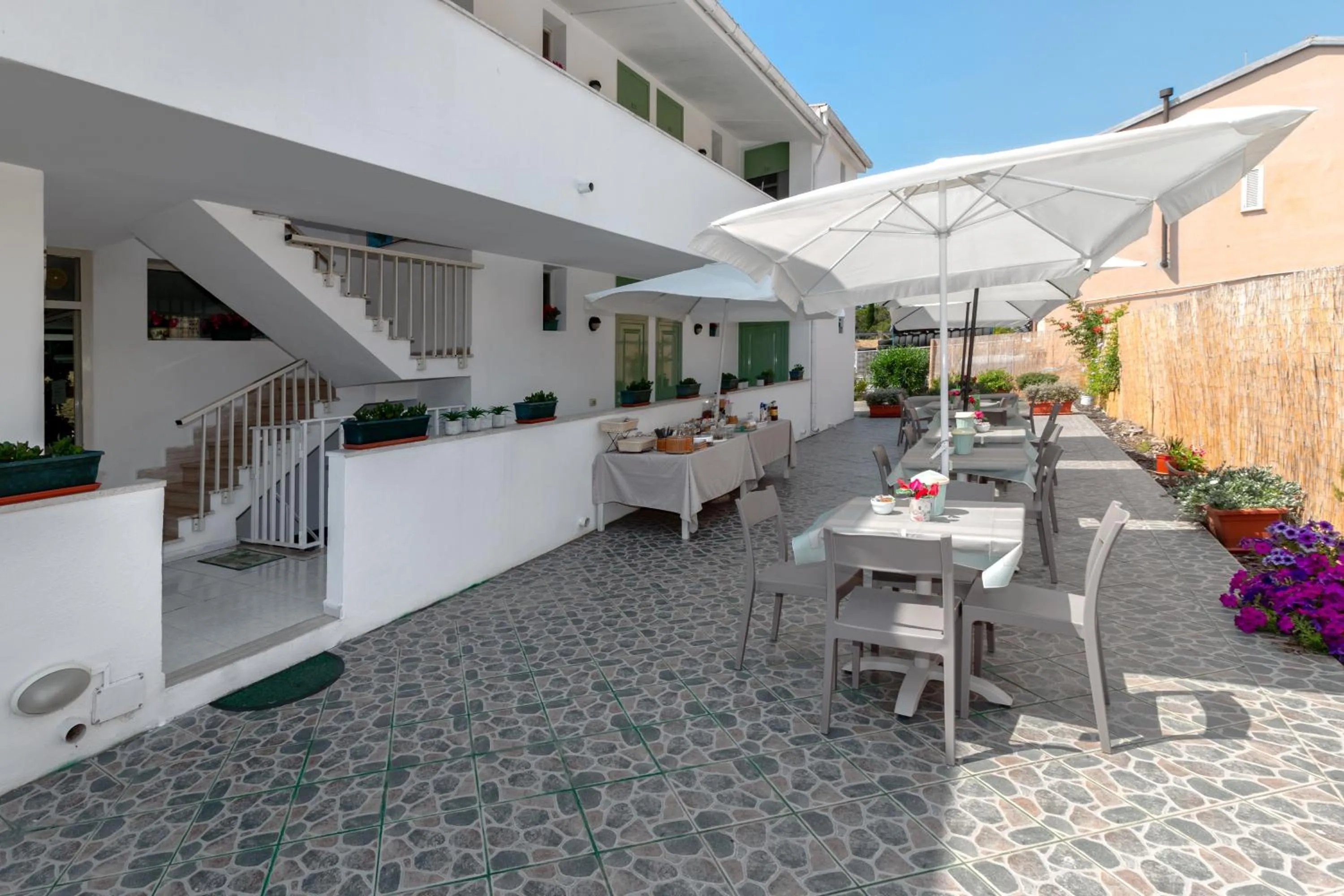 Restaurant/places to eat in Mini Hotel