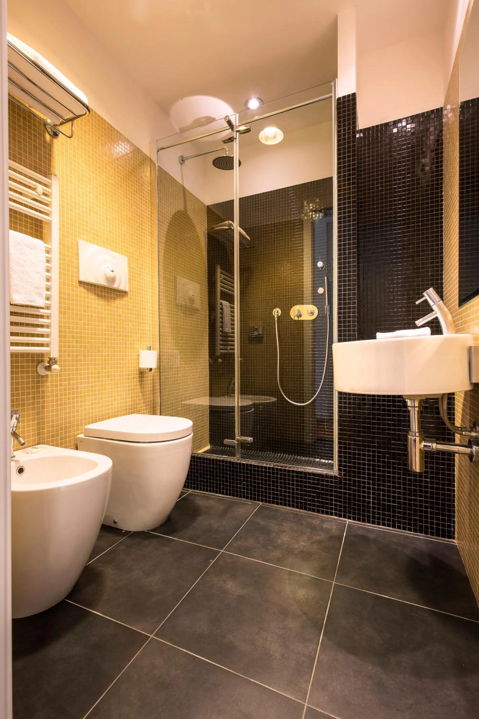 Shower in 43 Station Hotel