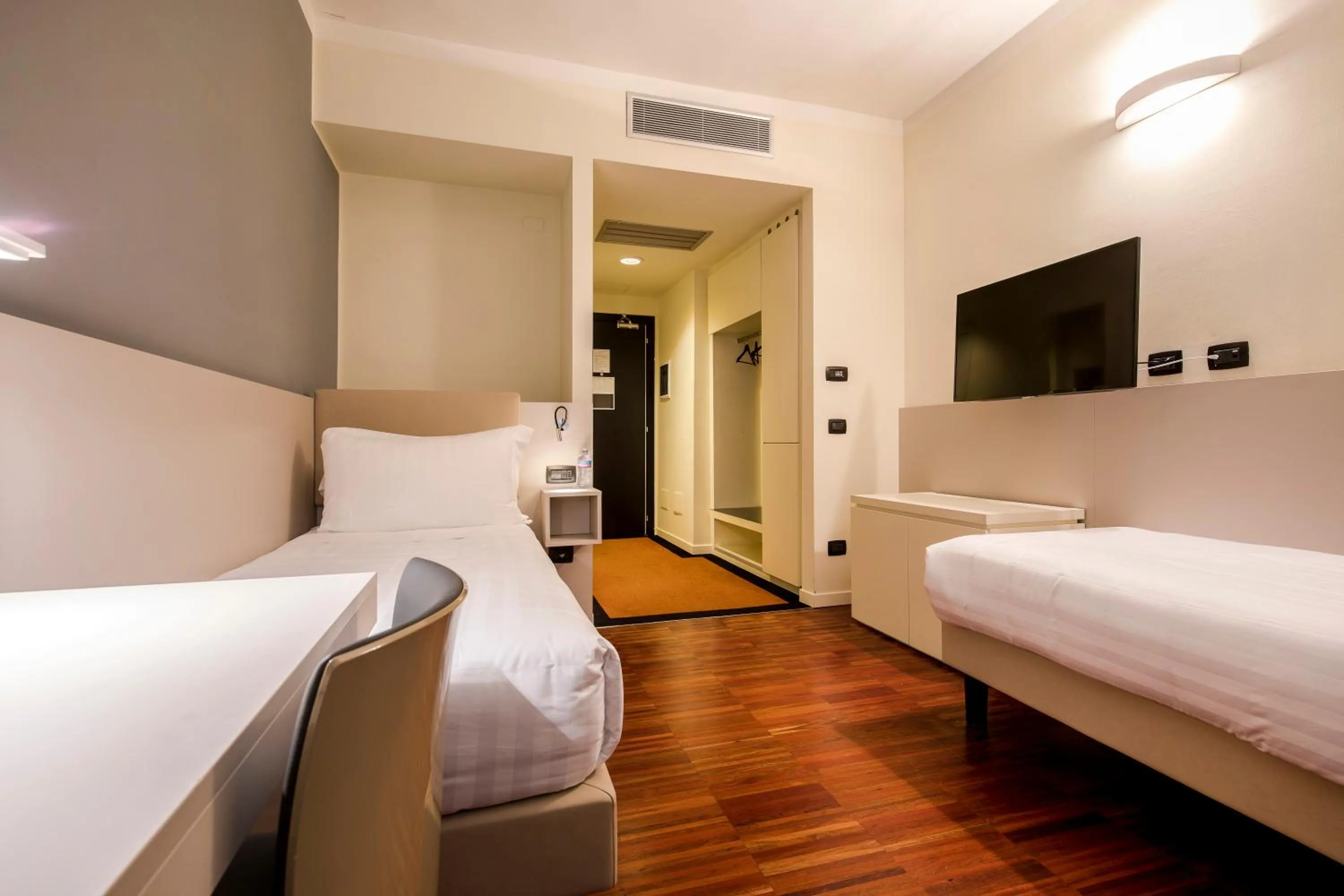 Bed in 43 Station Hotel