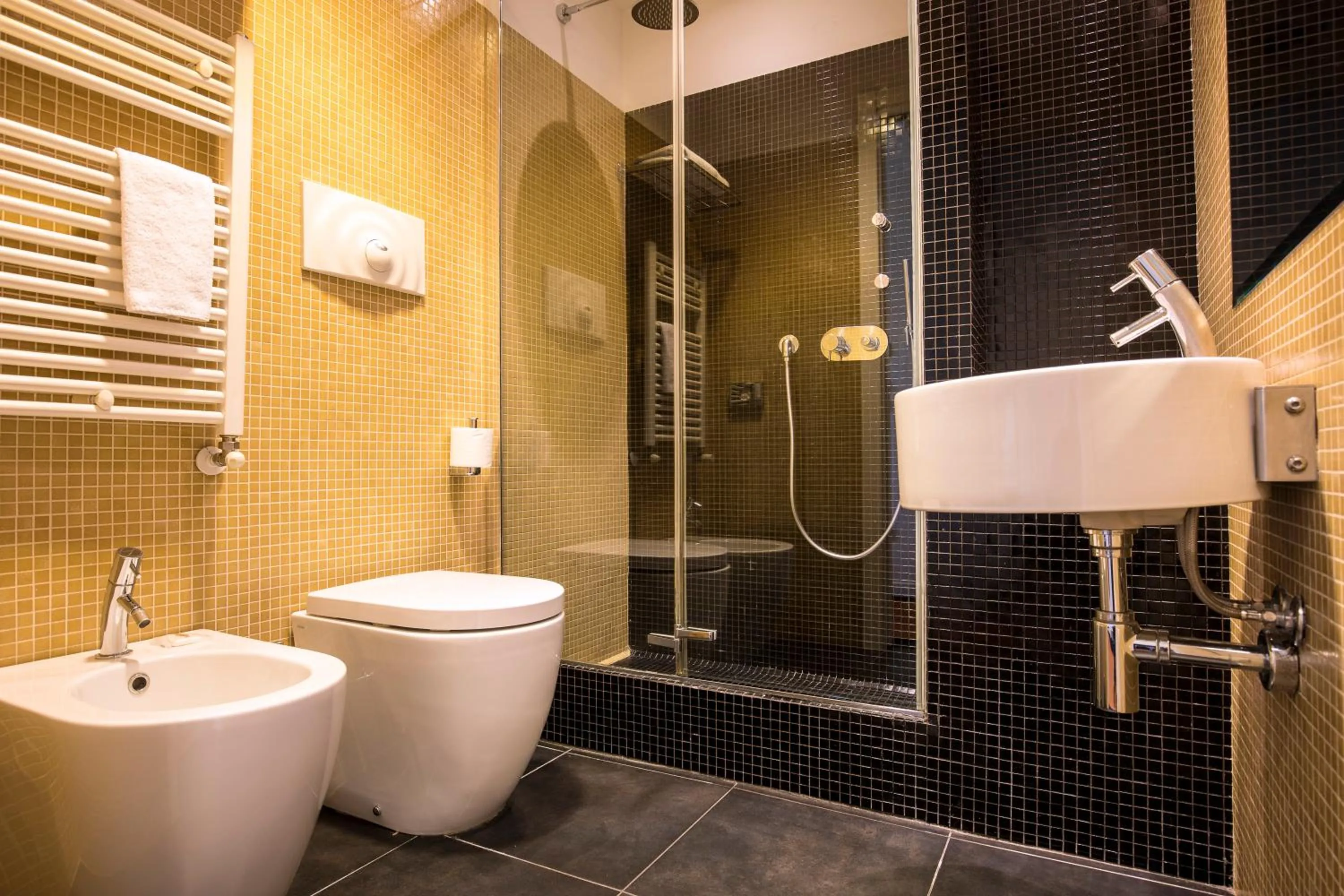 Shower in 43 Station Hotel