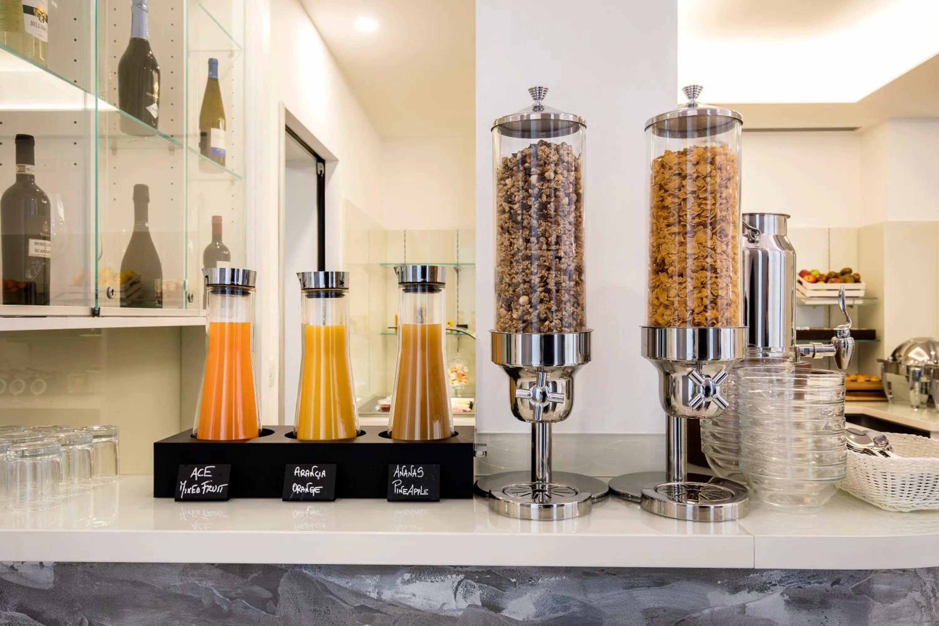 Food and drinks in 43 Station Hotel