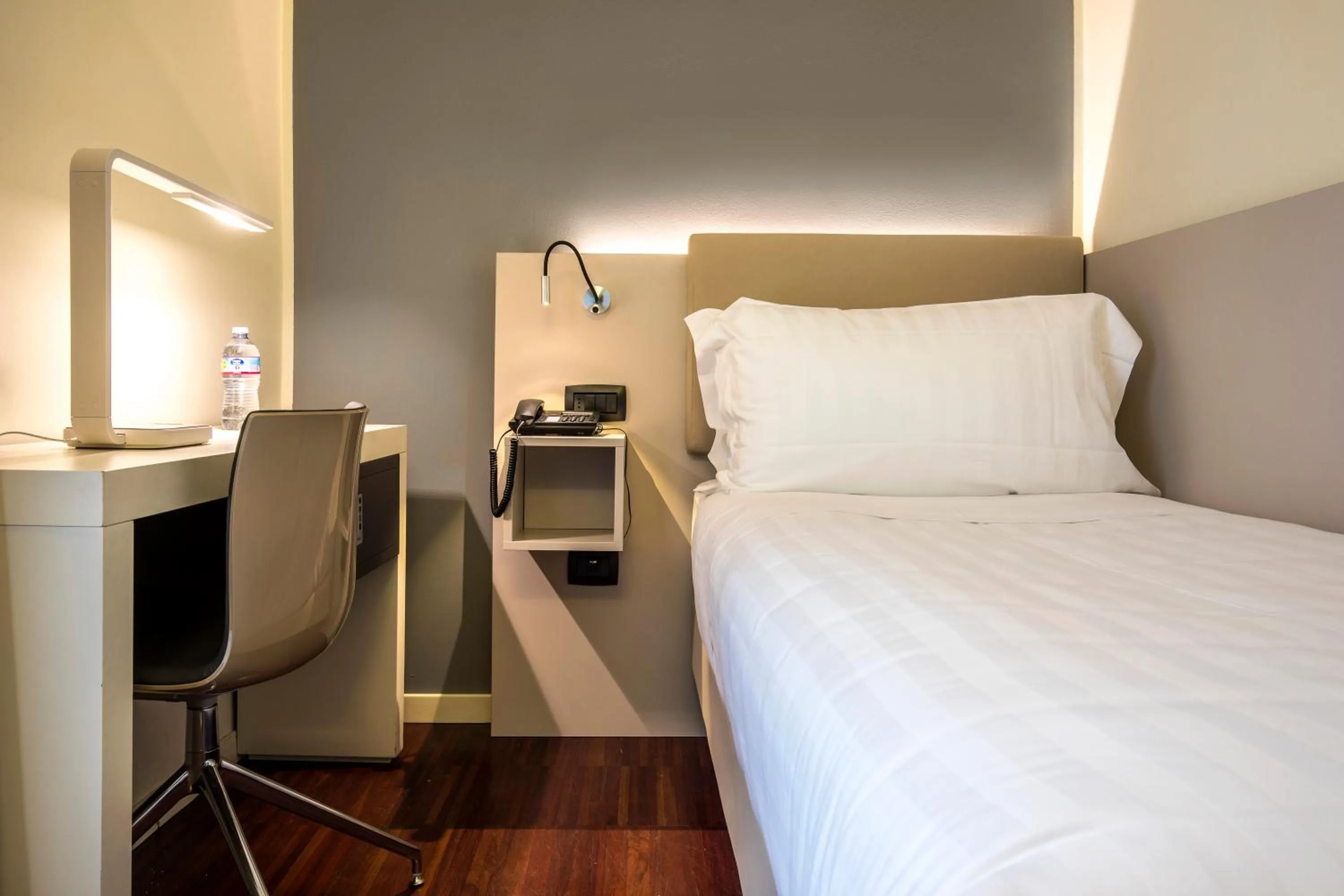 Bed in 43 Station Hotel