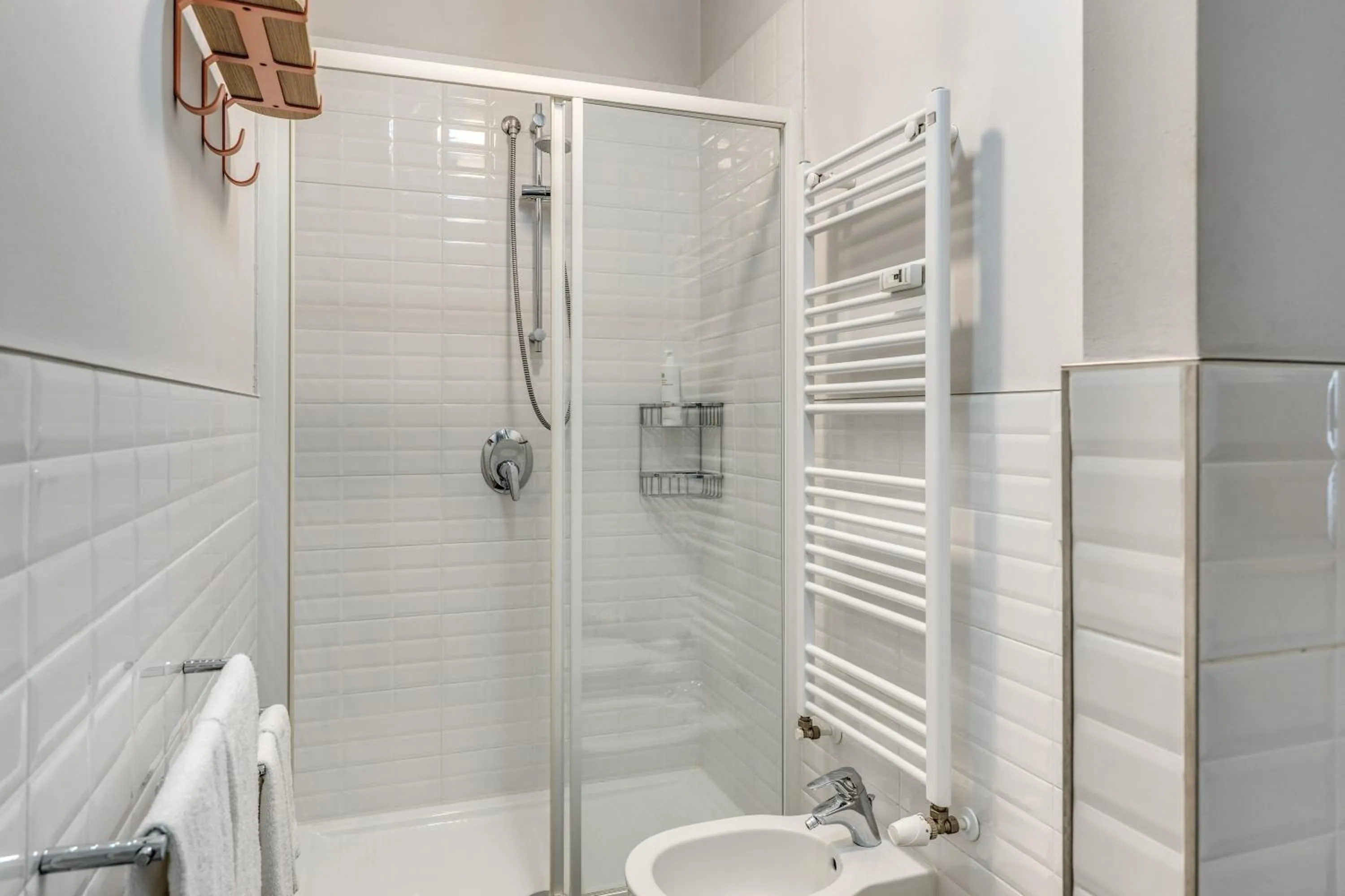 Shower in 43 Station Hotel