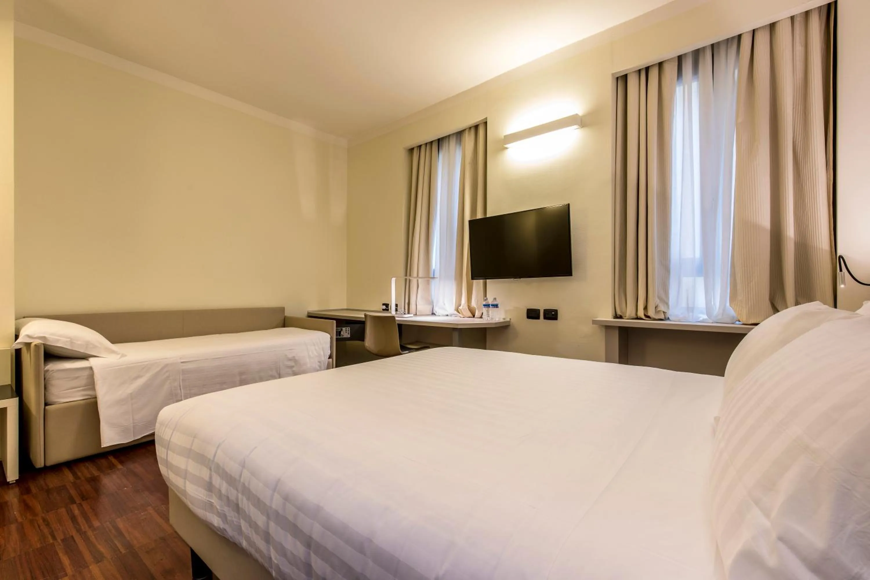 Bed in 43 Station Hotel