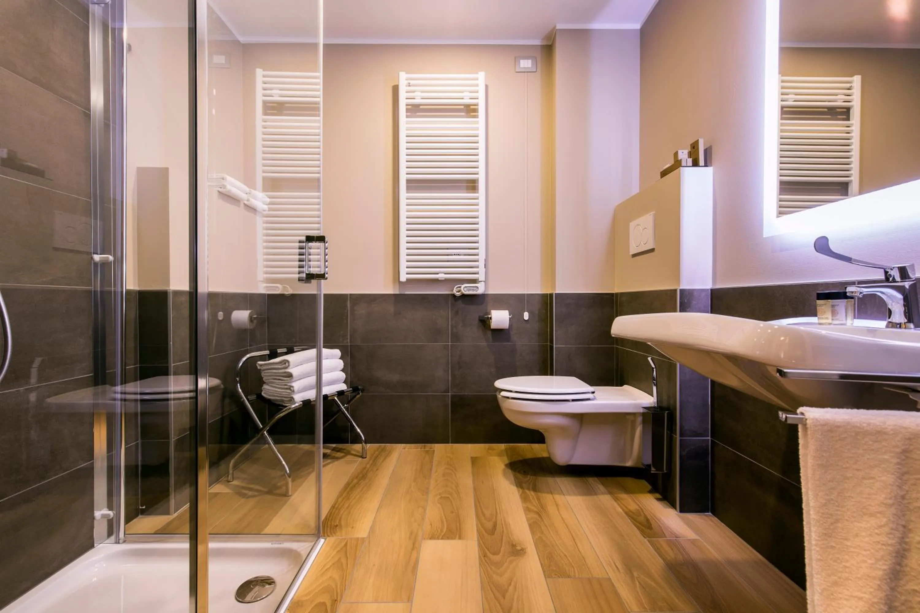 Shower in 43 Station Hotel