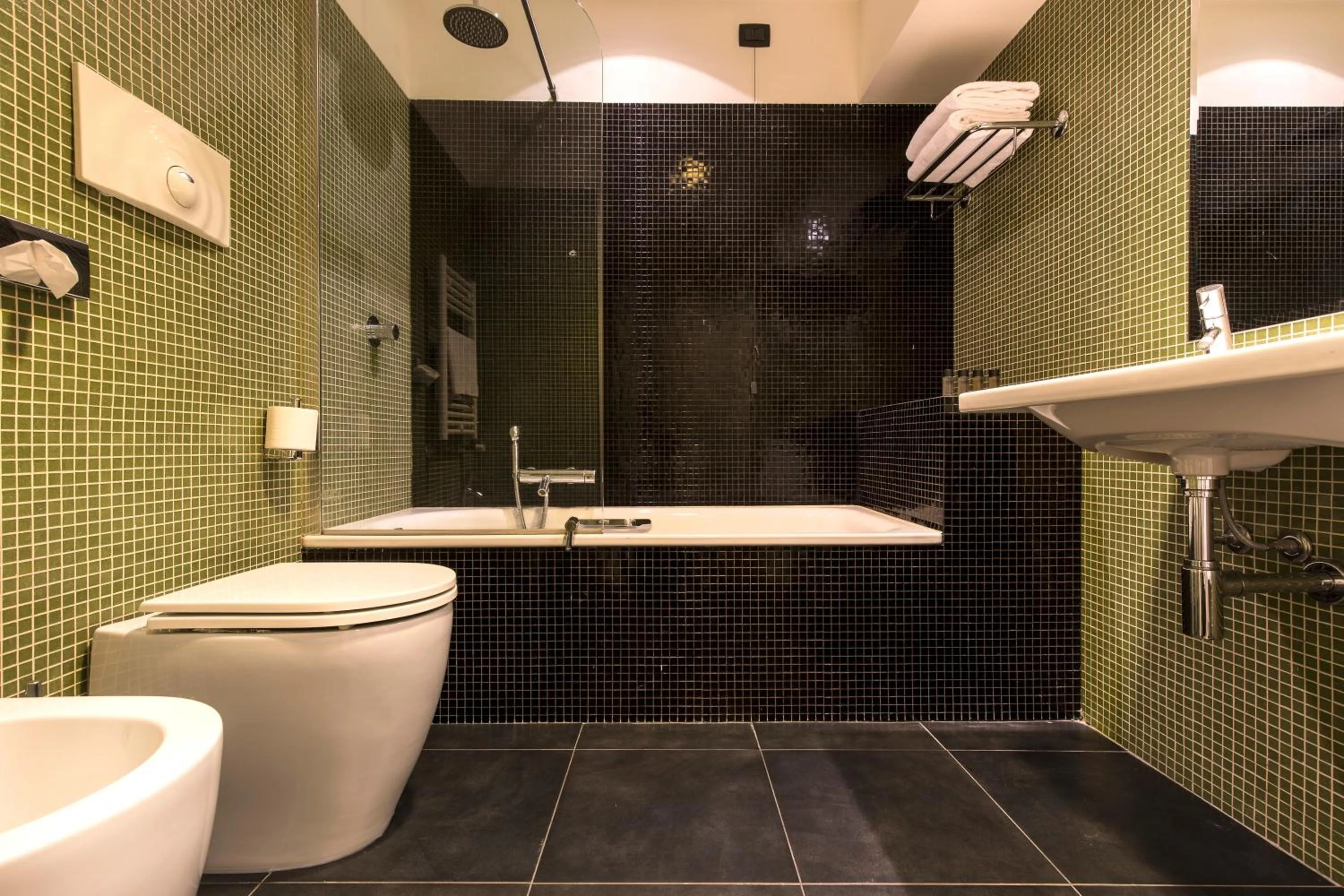 Shower in 43 Station Hotel