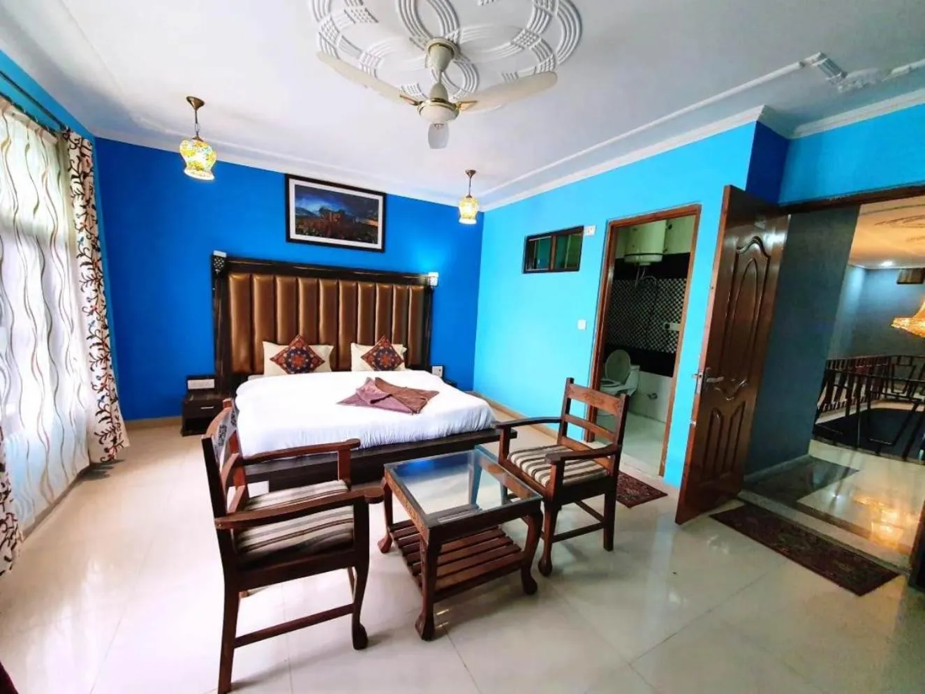 Bathroom, Bed in Hotel Ash Vale