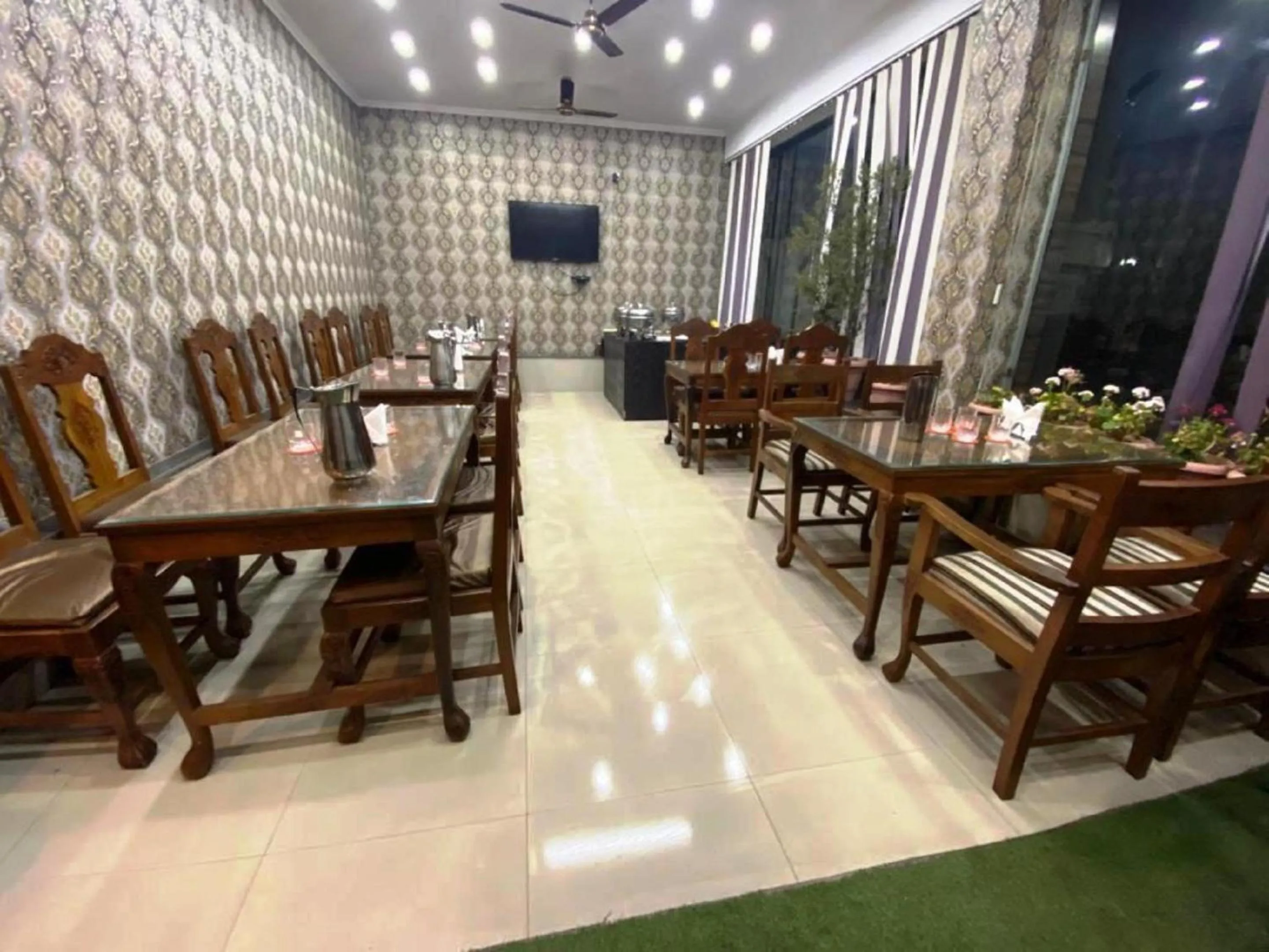 Restaurant/places to eat in Hotel Ash Vale