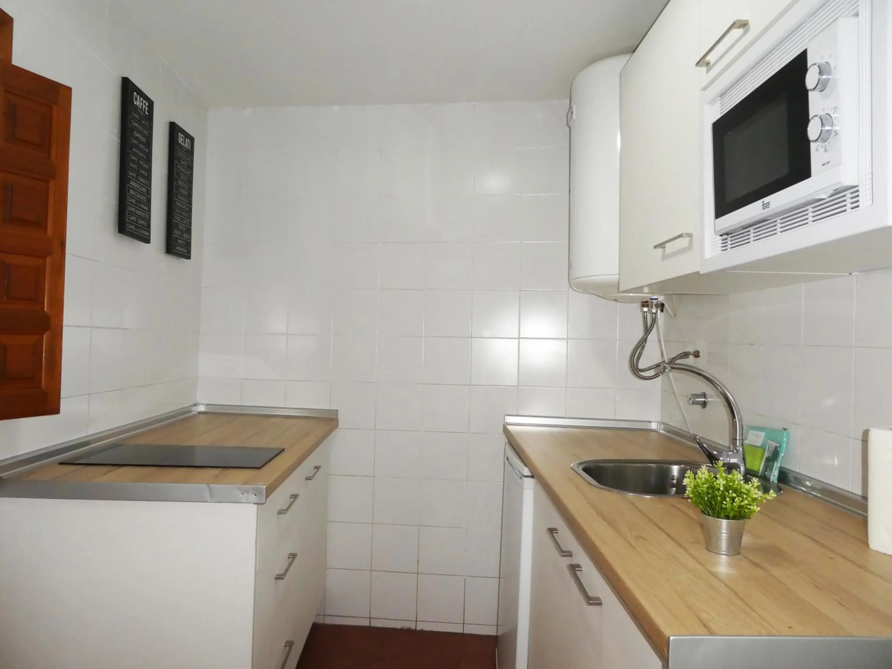 Kitchen or kitchenette in Apartamentos Nahira Suites 3000