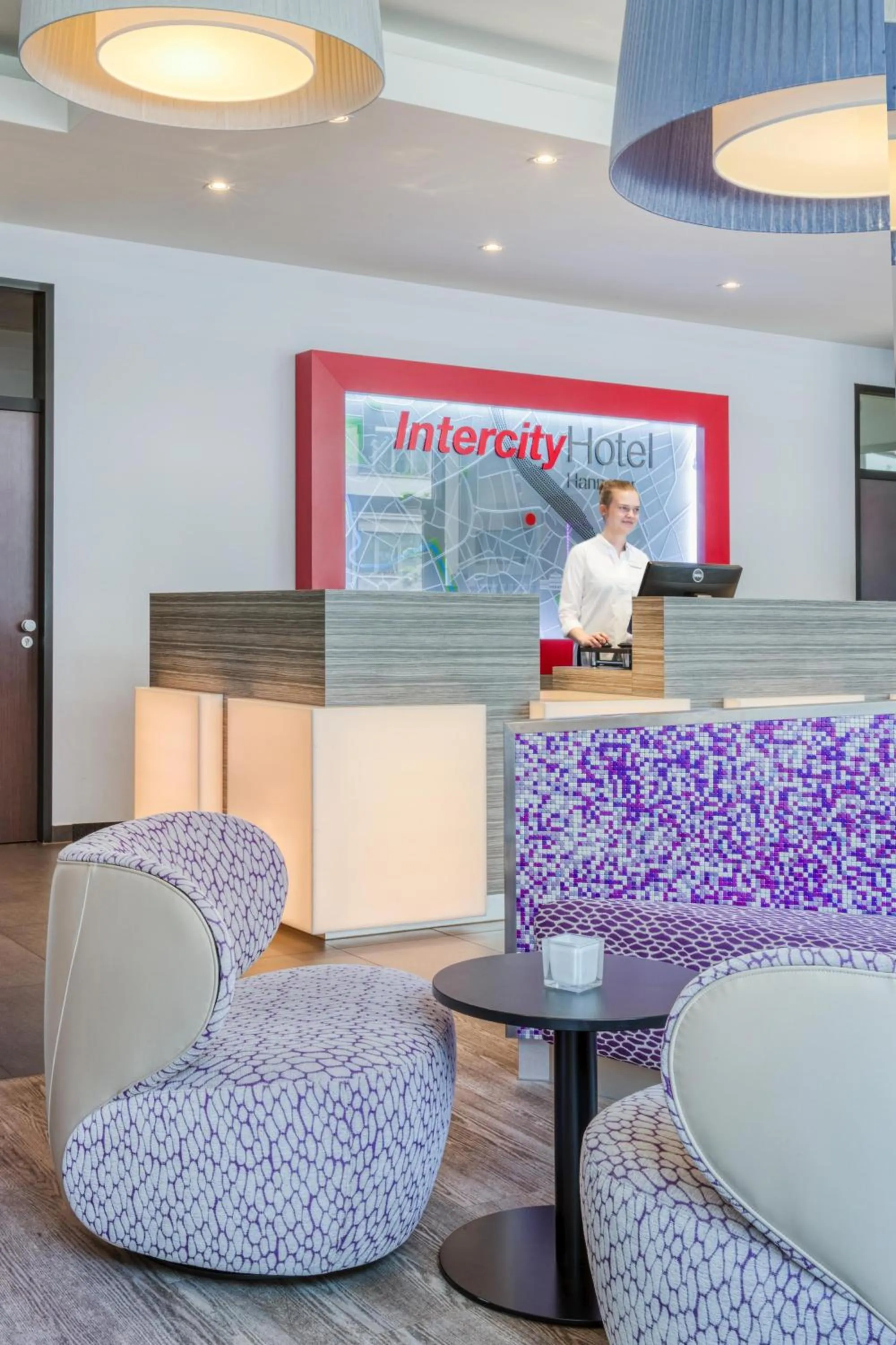 Lobby or reception in IntercityHotel Hannover