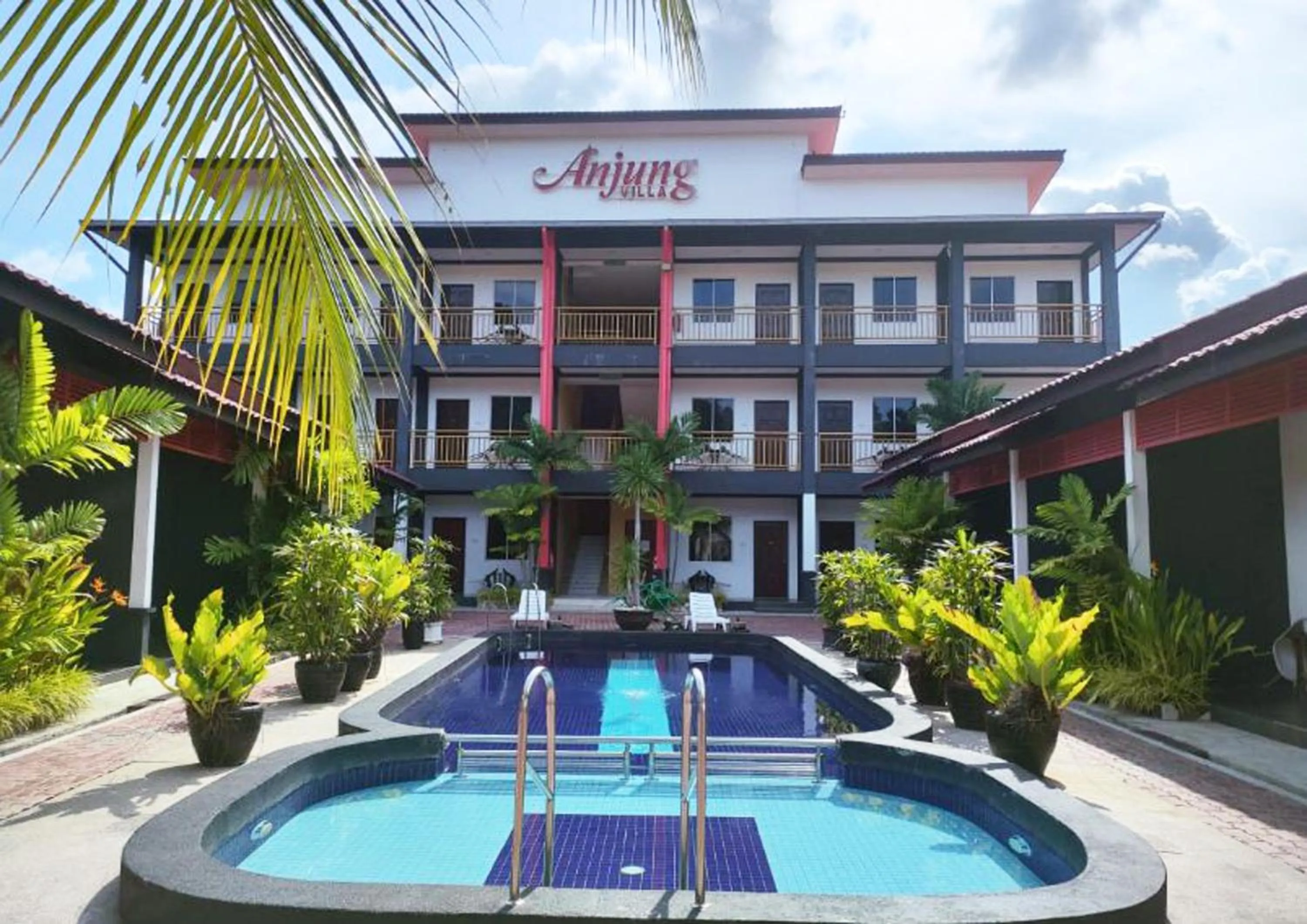 Swimming pool in Anjung Villa