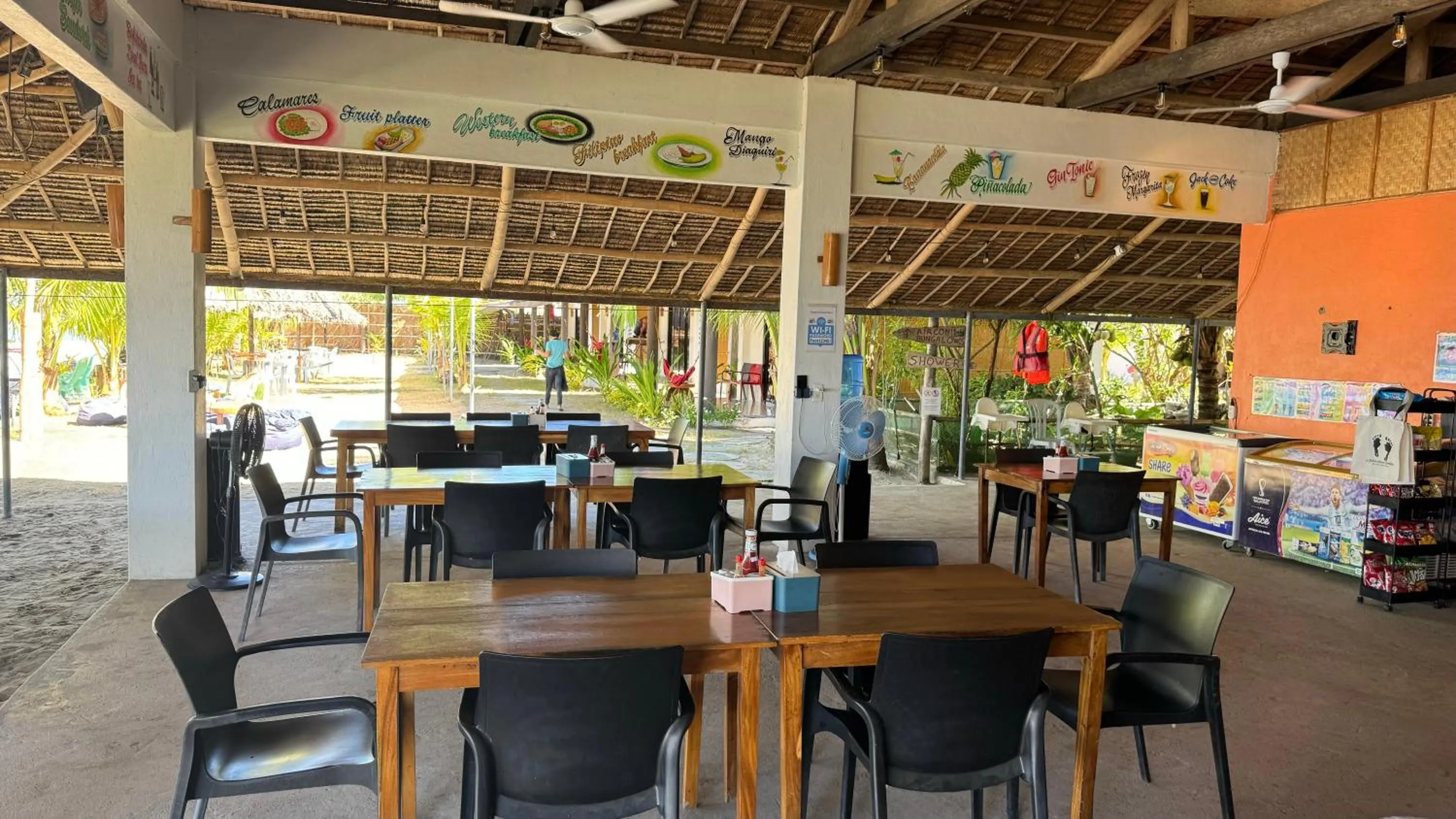 Restaurant/places to eat in Footprints Beach Resort