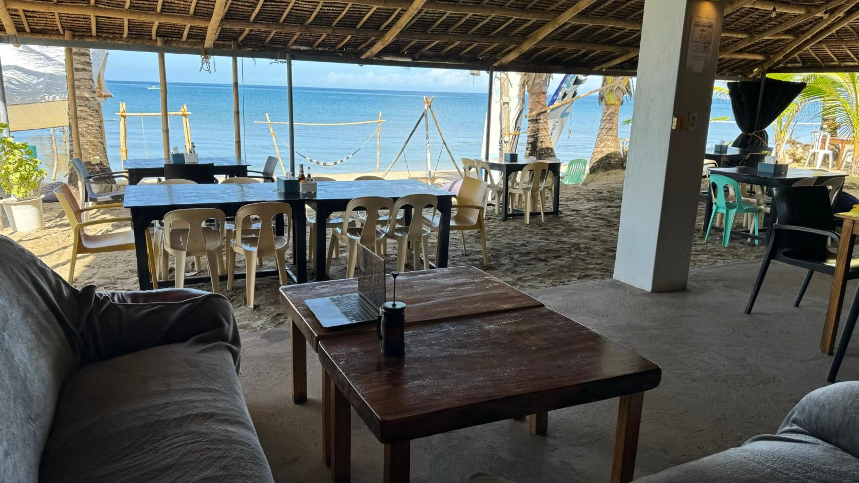 Restaurant/places to eat in Footprints Beach Resort