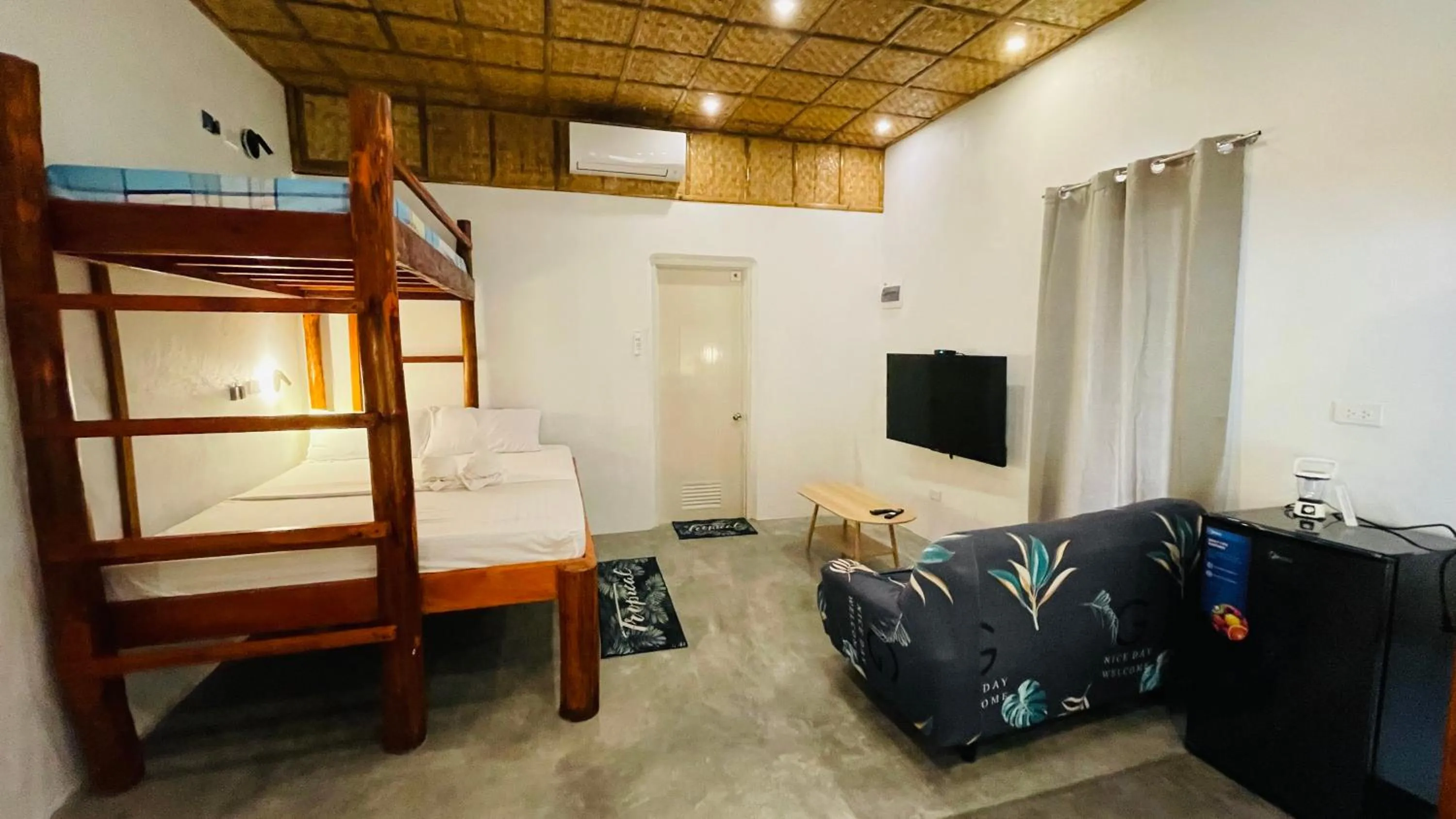 TV and multimedia, Bed in Footprints Beach Resort