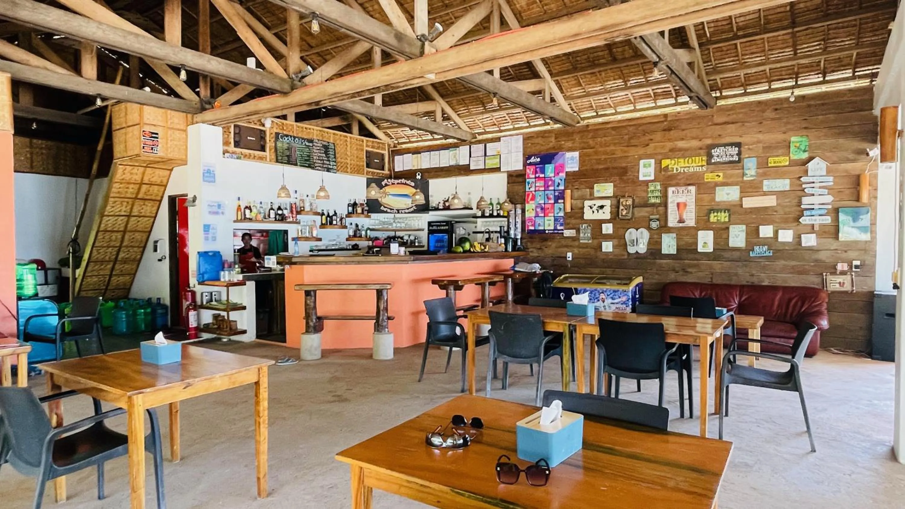 Restaurant/places to eat in Footprints Beach Resort