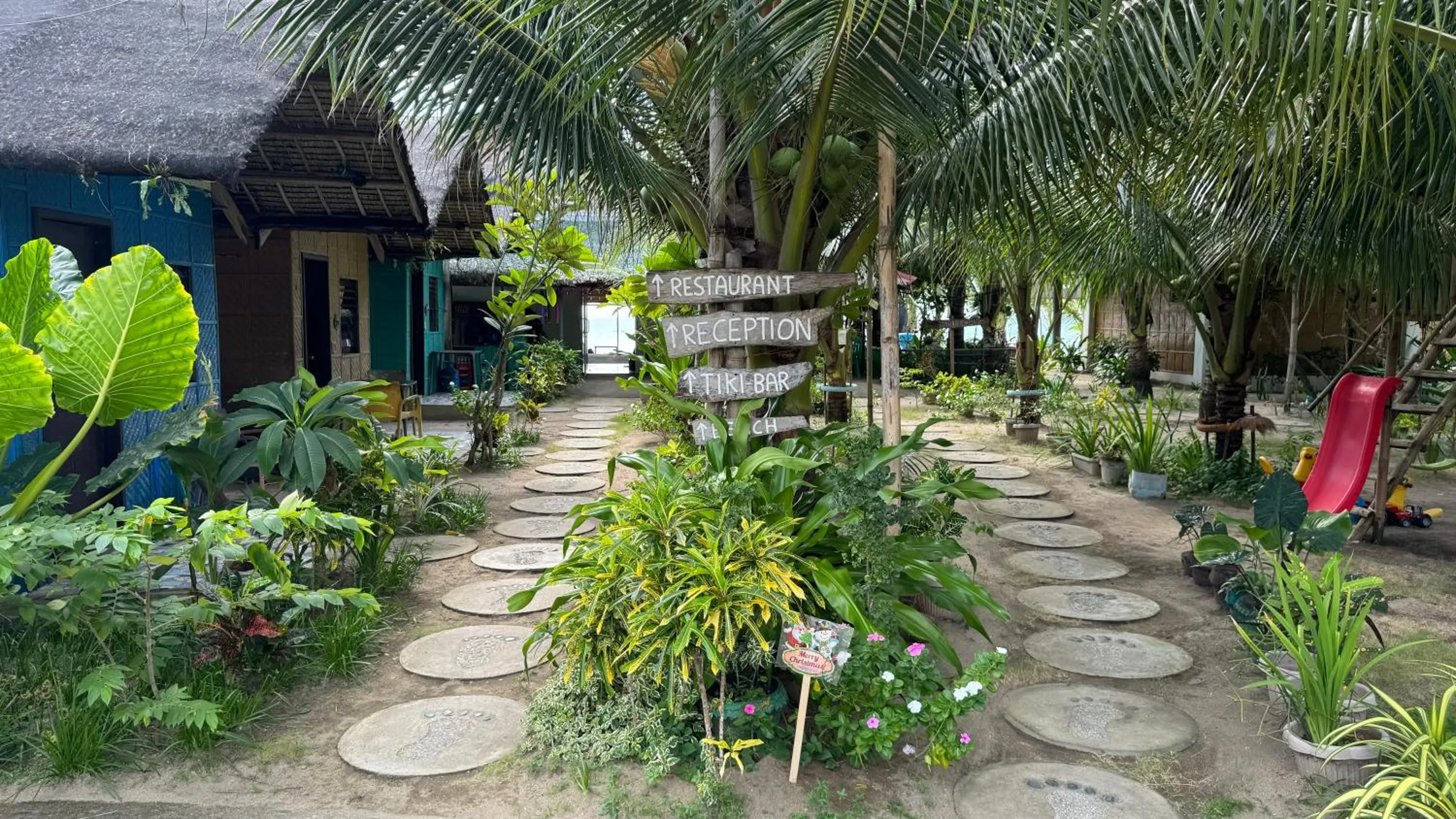 Facade/entrance in Footprints Beach Resort