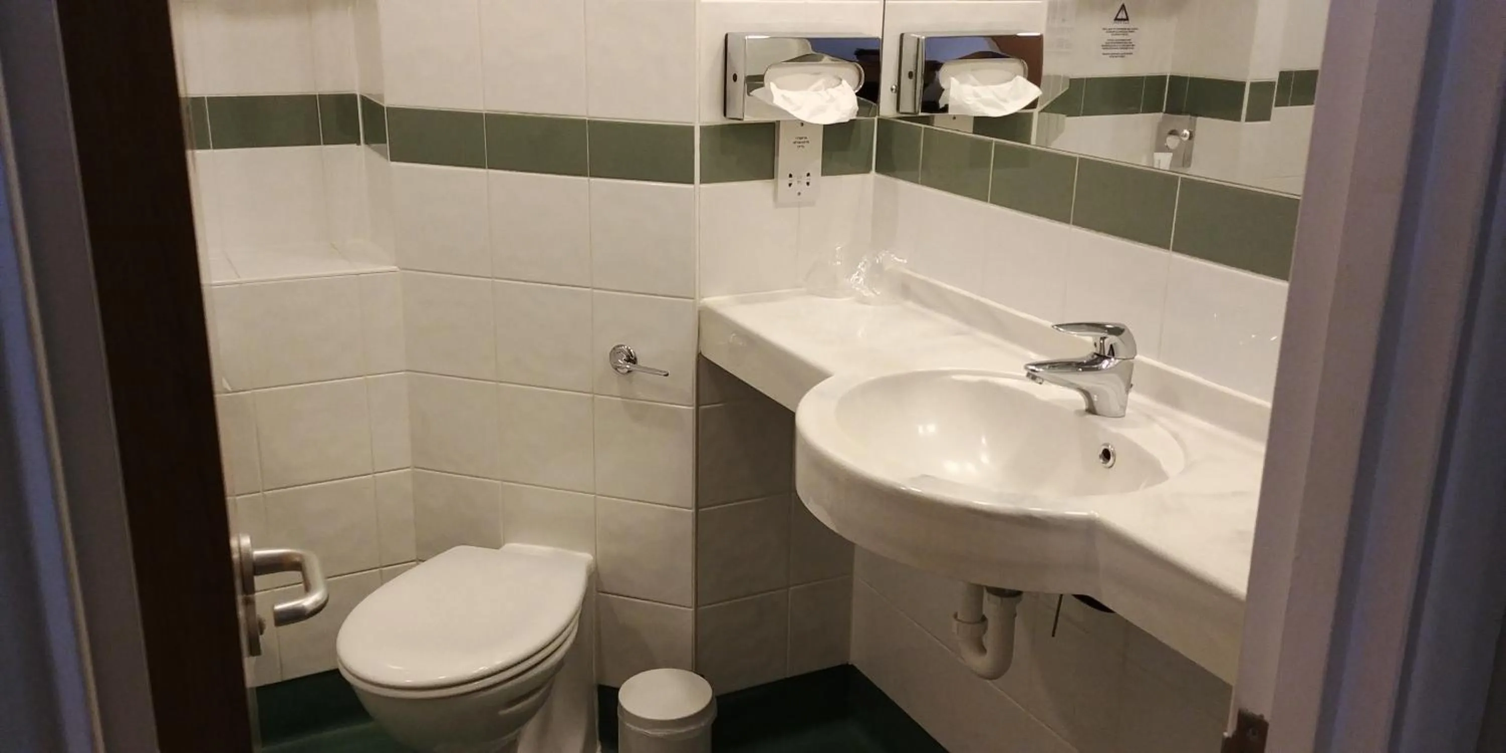 Shower in Best Western Appleby Park Hotel