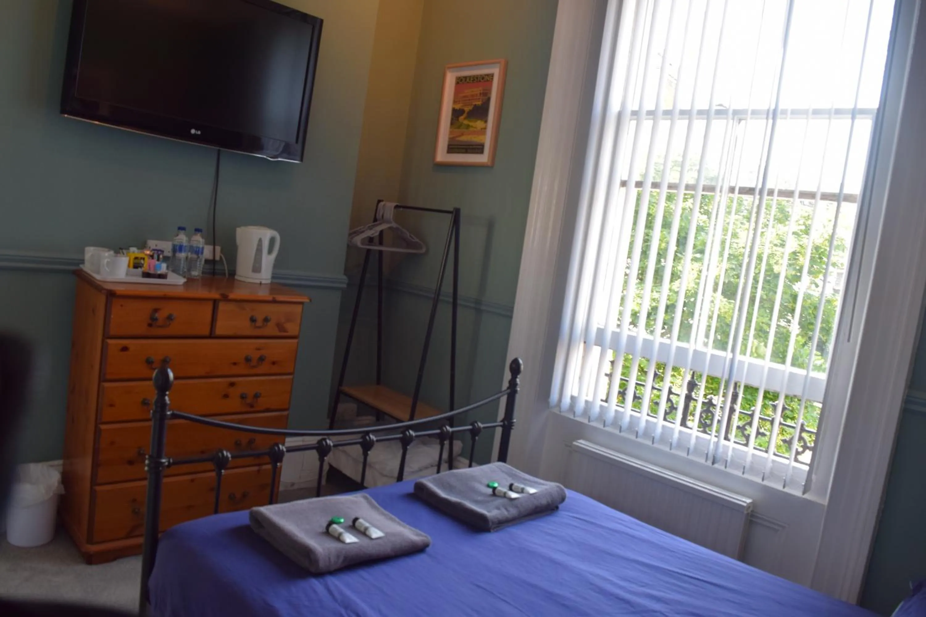 Photo of the whole room, Bed in Westward Ho Hotel