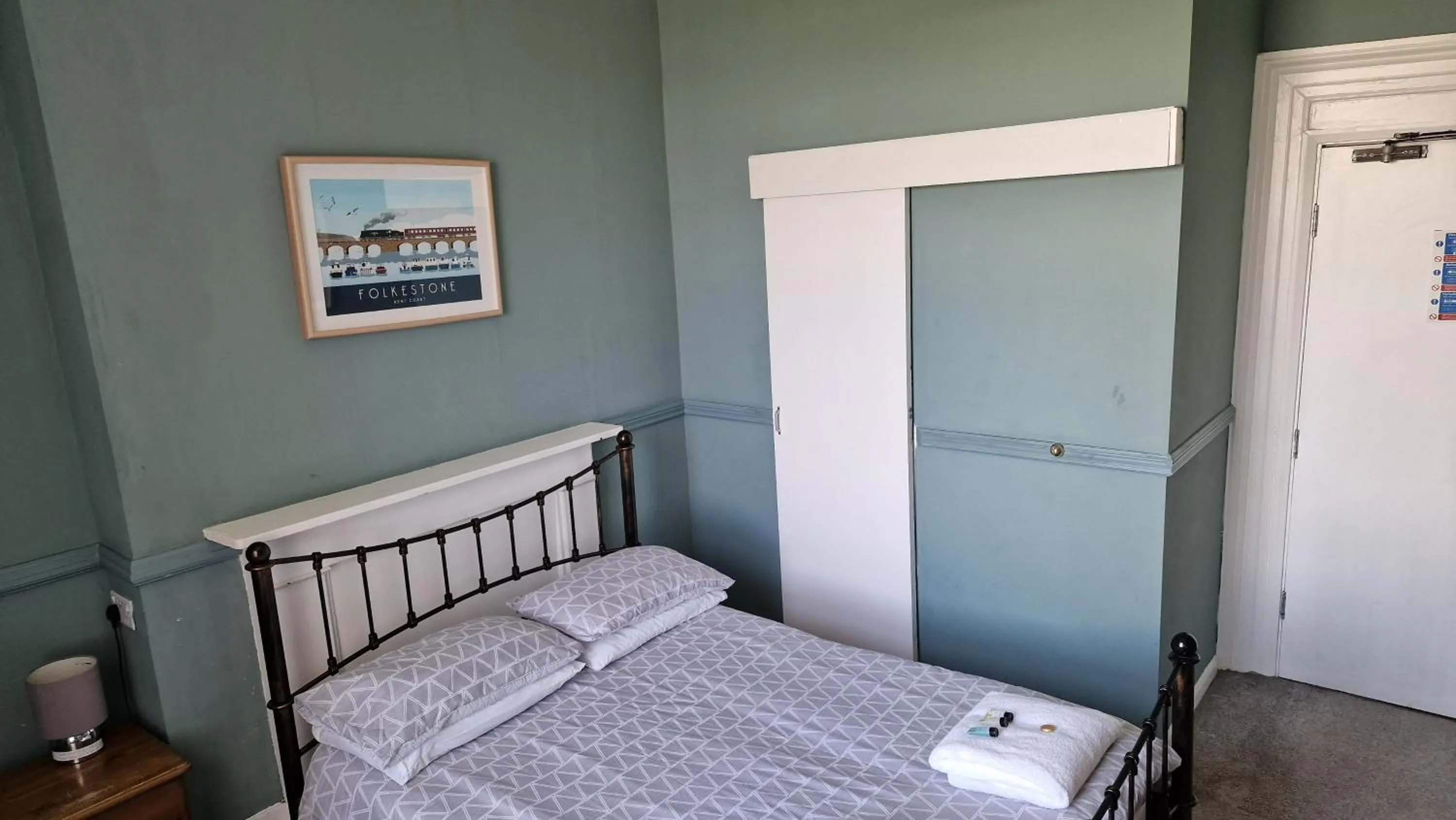 Photo of the whole room, Bed in Westward Ho Hotel