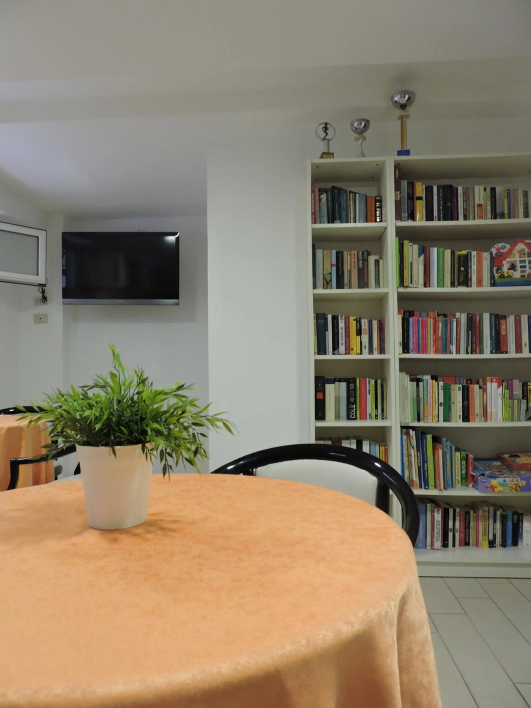 Communal lounge/ TV room in Albergo Sabrina