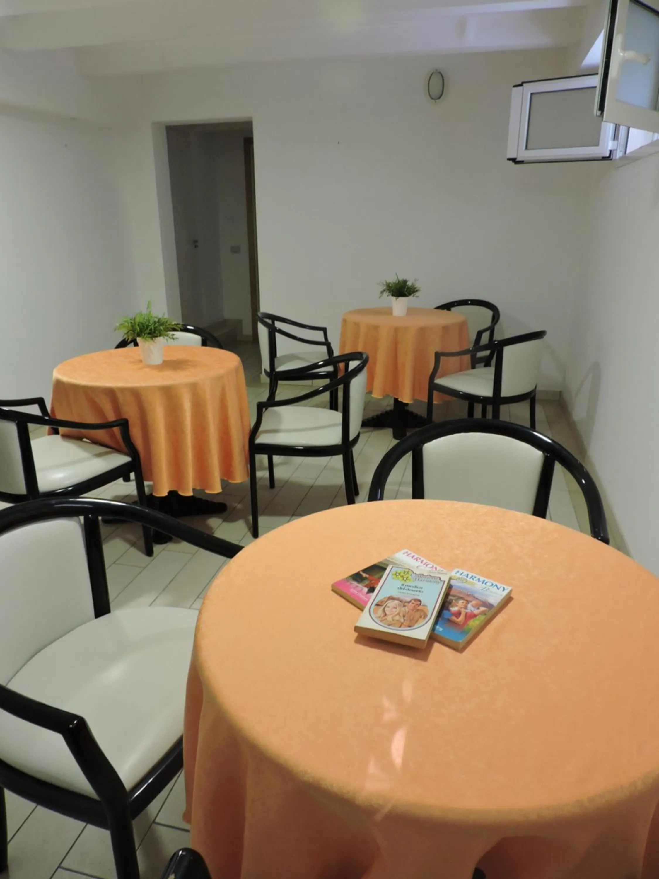 Communal lounge/ TV room in Albergo Sabrina