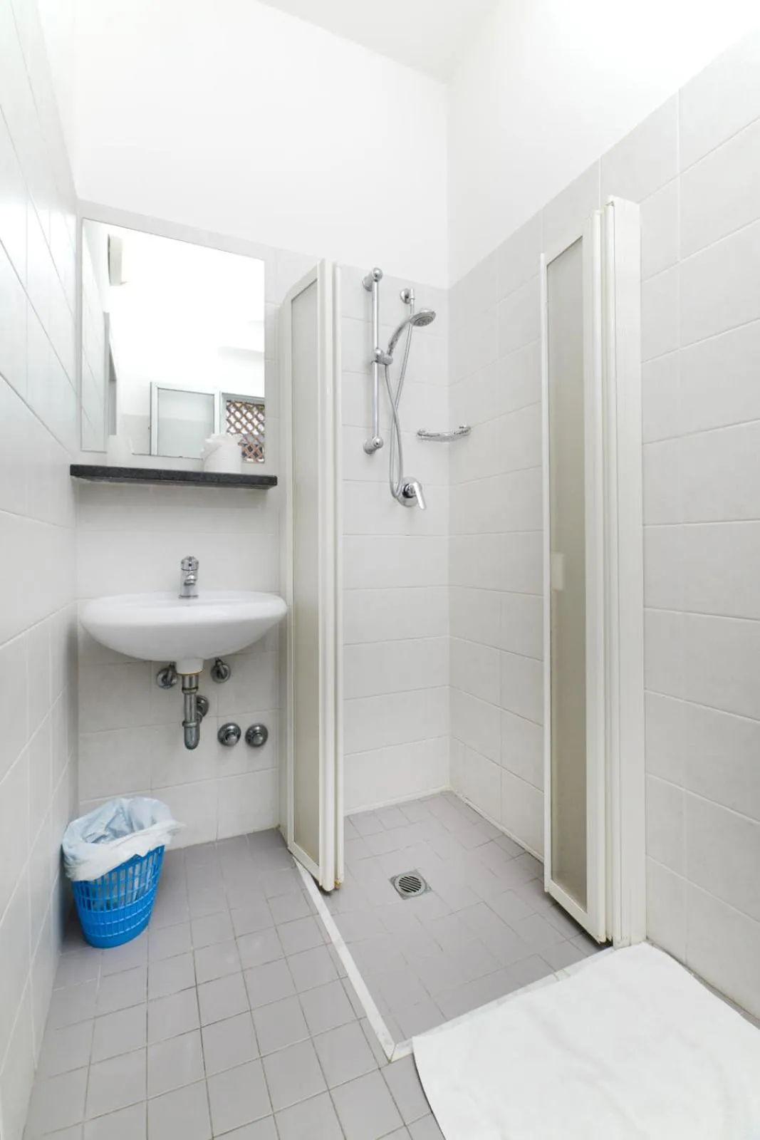 Shower in Hotel Vasco