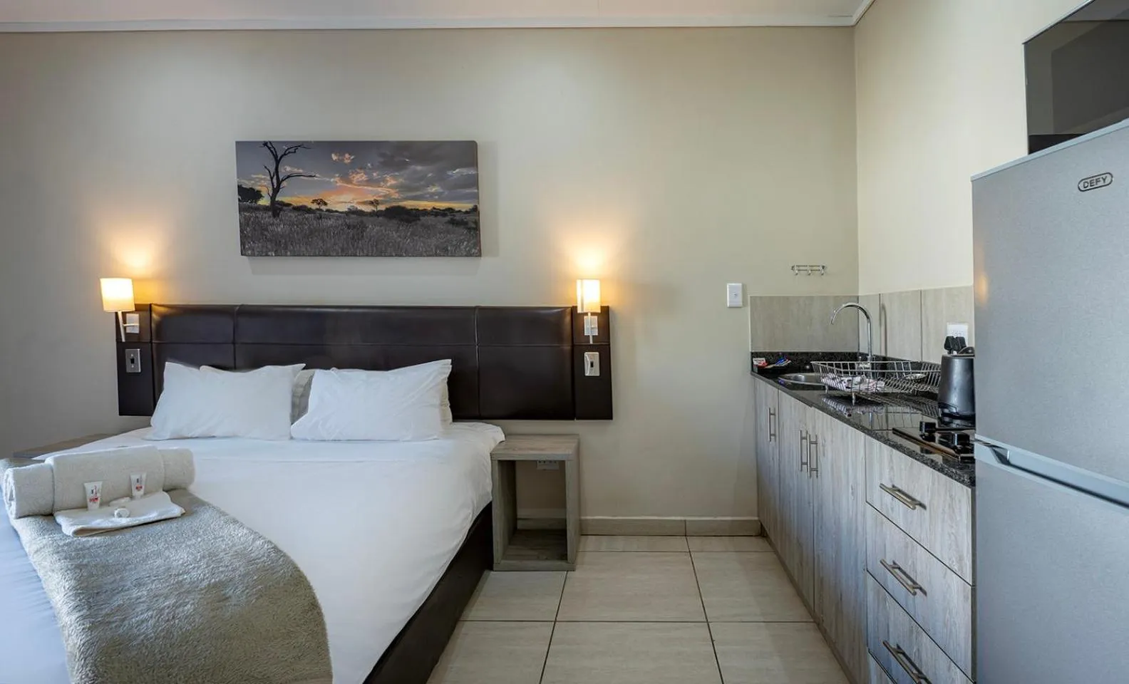 Kitchen or kitchenette, Bed in Pofadder Inn