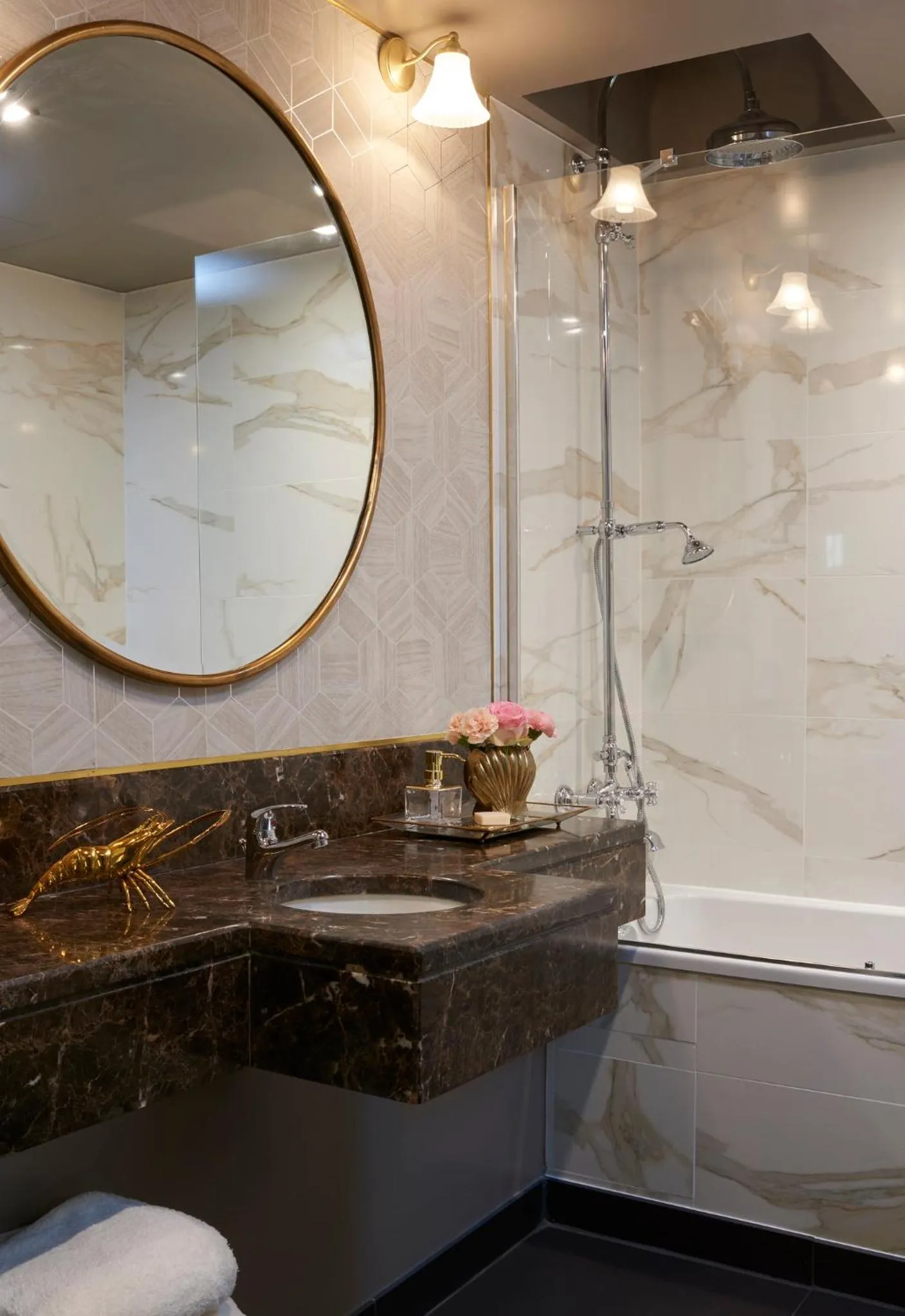 Bathroom in Maison Nabis by HappyCulture