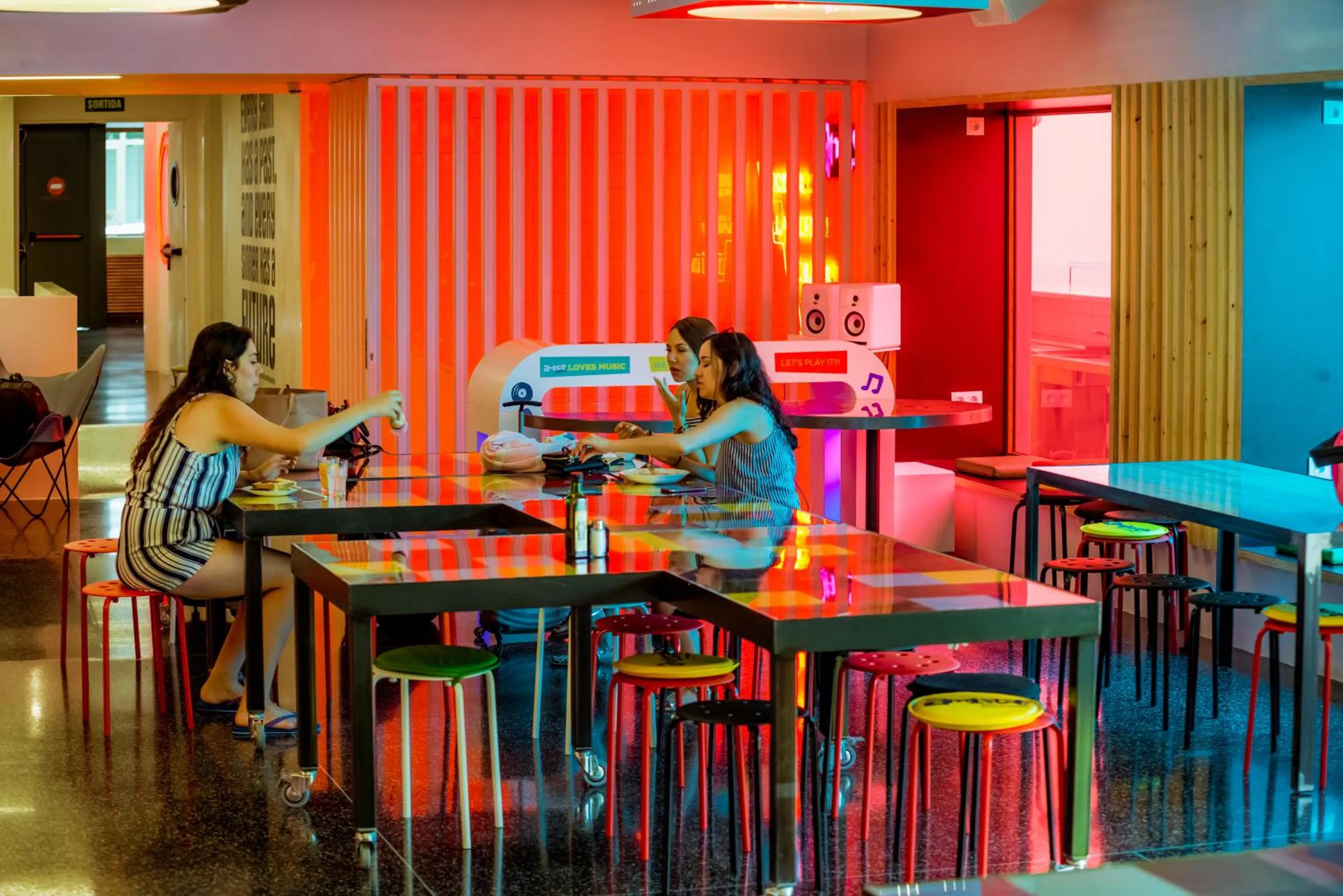 Lounge or bar in AMISTAT Island Hostel Ibiza - ALBERGUE JUVENIL