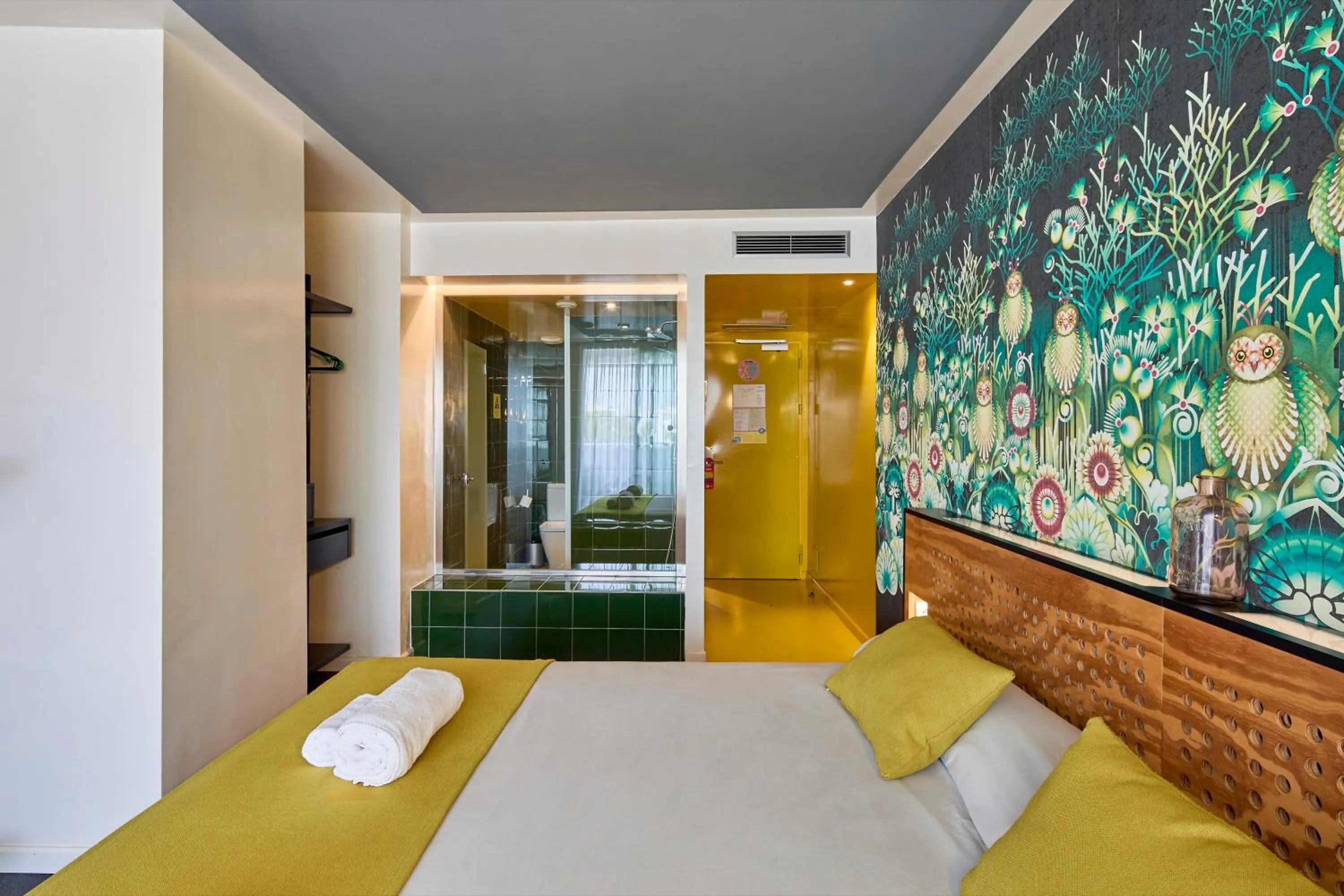 Shower in AMISTAT Island Hostel Ibiza - ALBERGUE JUVENIL