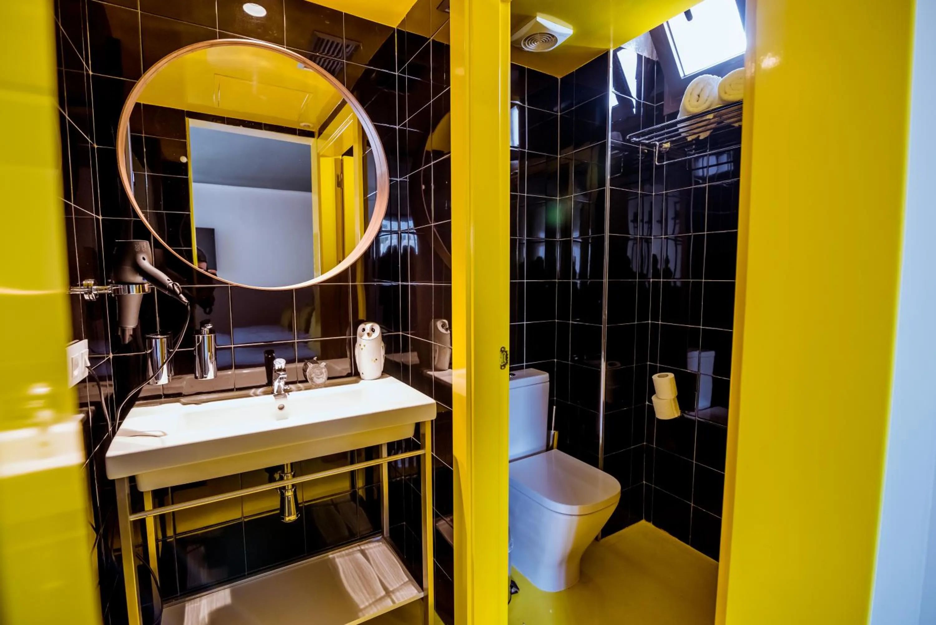 Toilet in AMISTAT Island Hostel Ibiza - ALBERGUE JUVENIL