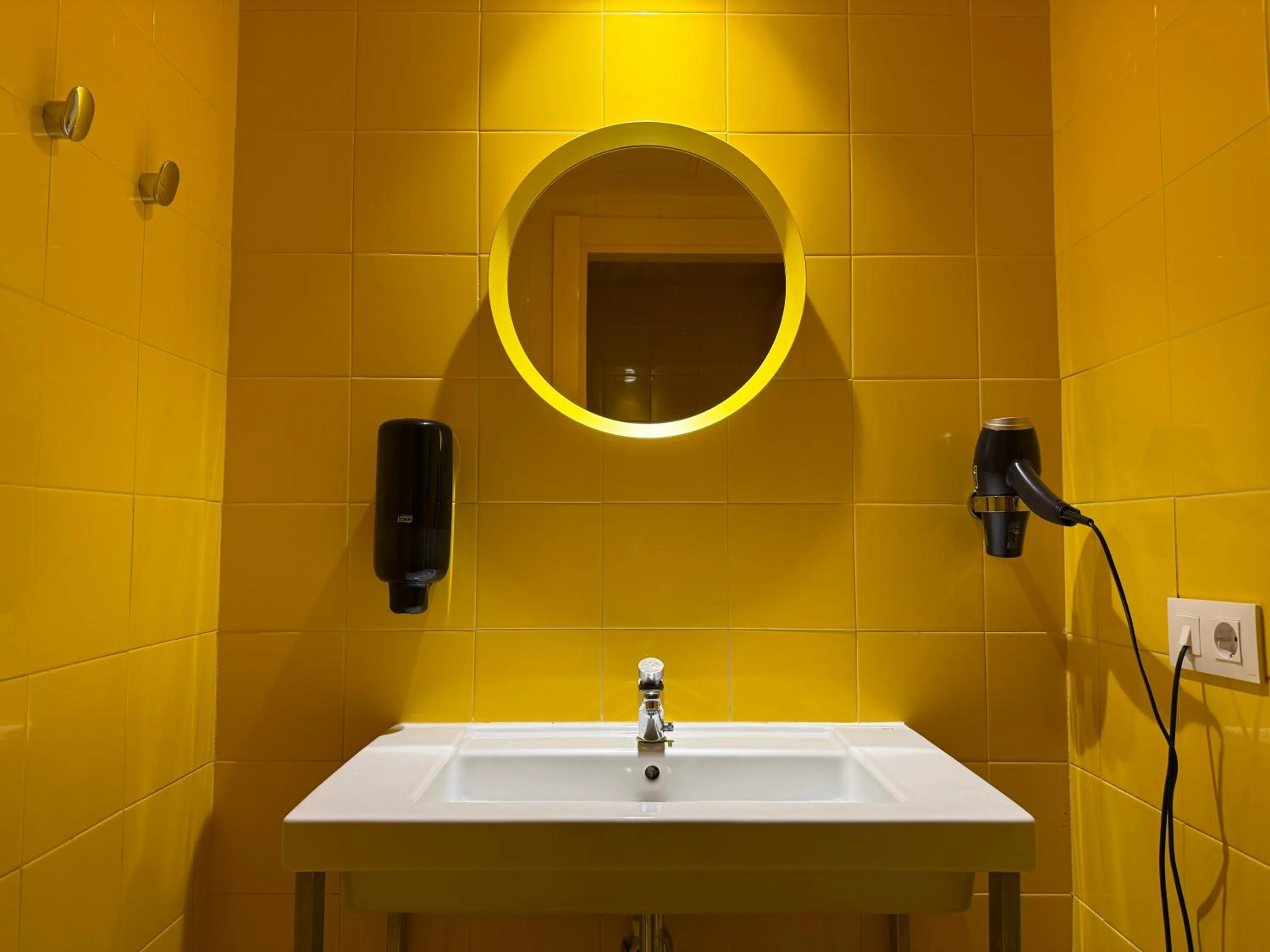 Shower in AMISTAT Island Hostel Ibiza - ALBERGUE JUVENIL