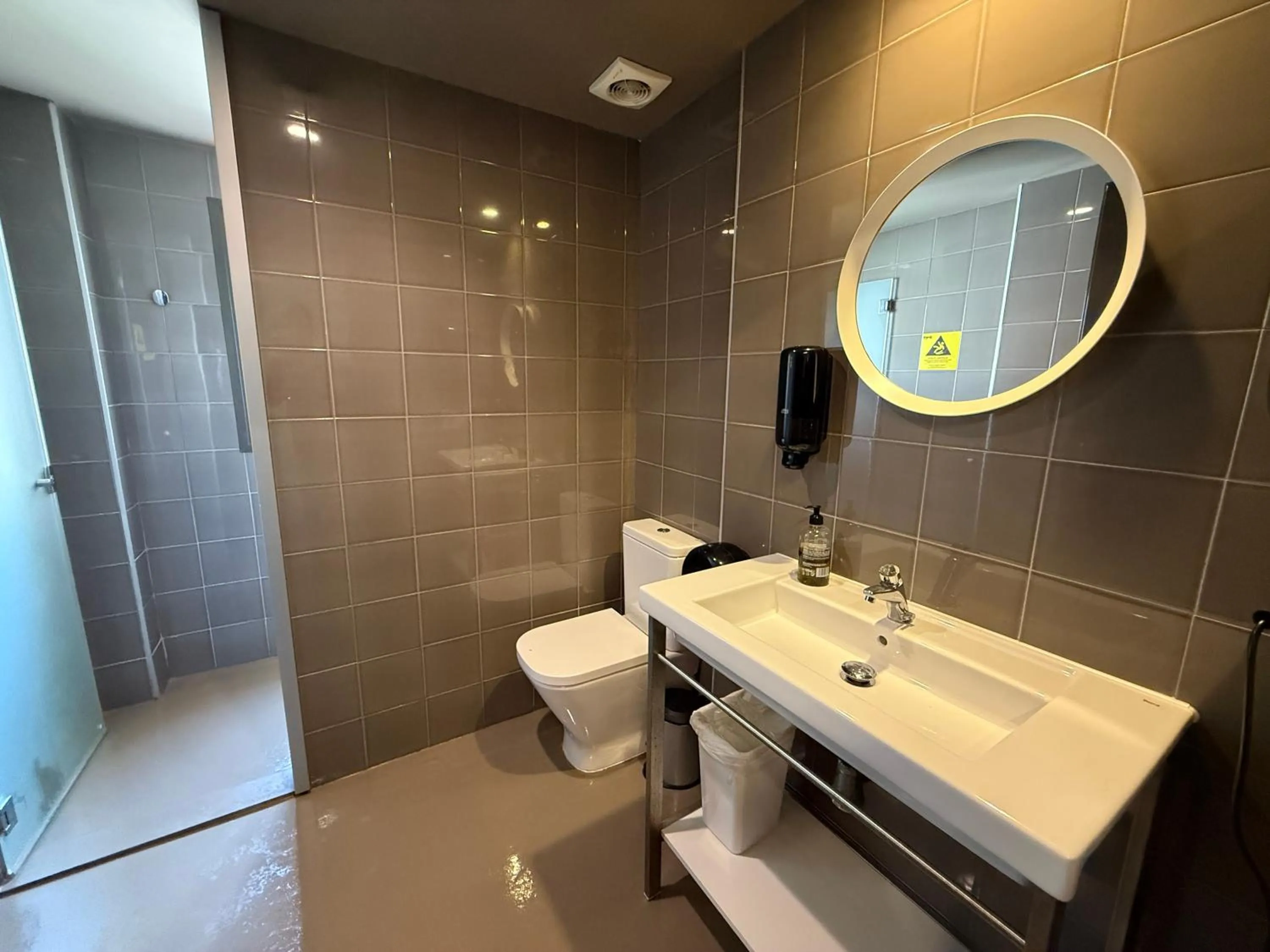 Shower in AMISTAT Island Hostel Ibiza - ALBERGUE JUVENIL