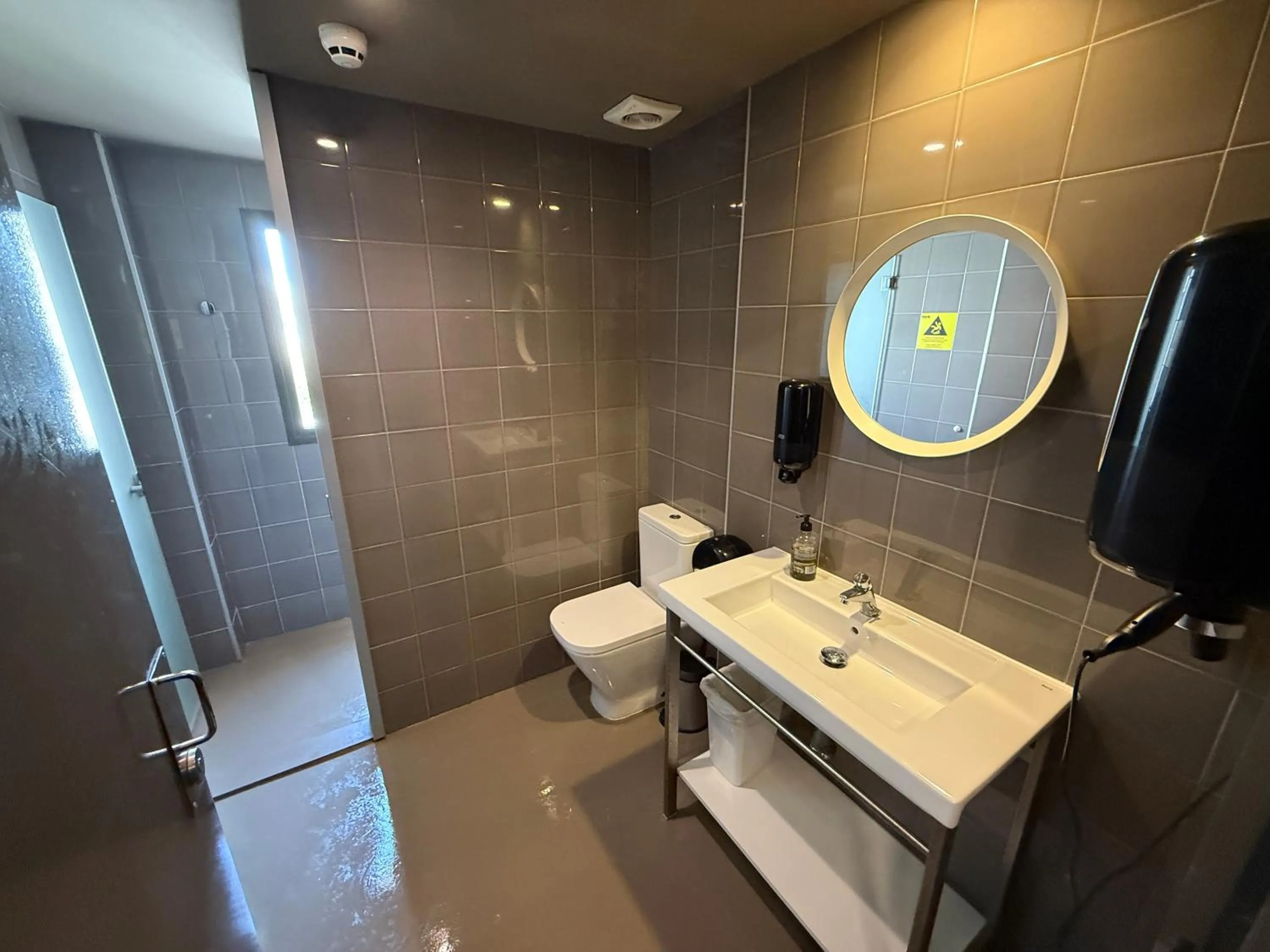 Shower in AMISTAT Island Hostel Ibiza - ALBERGUE JUVENIL