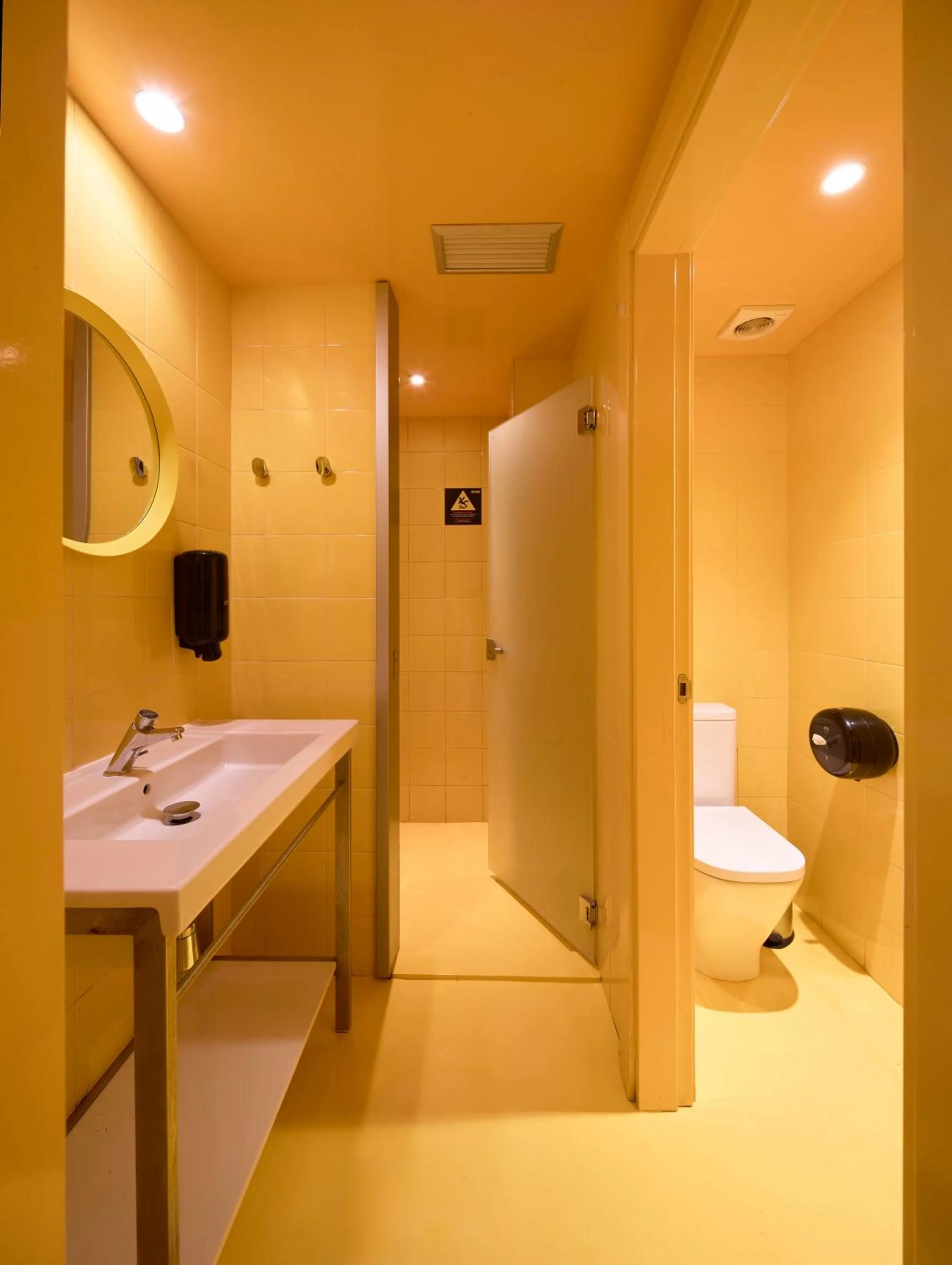 Shower in AMISTAT Island Hostel Ibiza - ALBERGUE JUVENIL