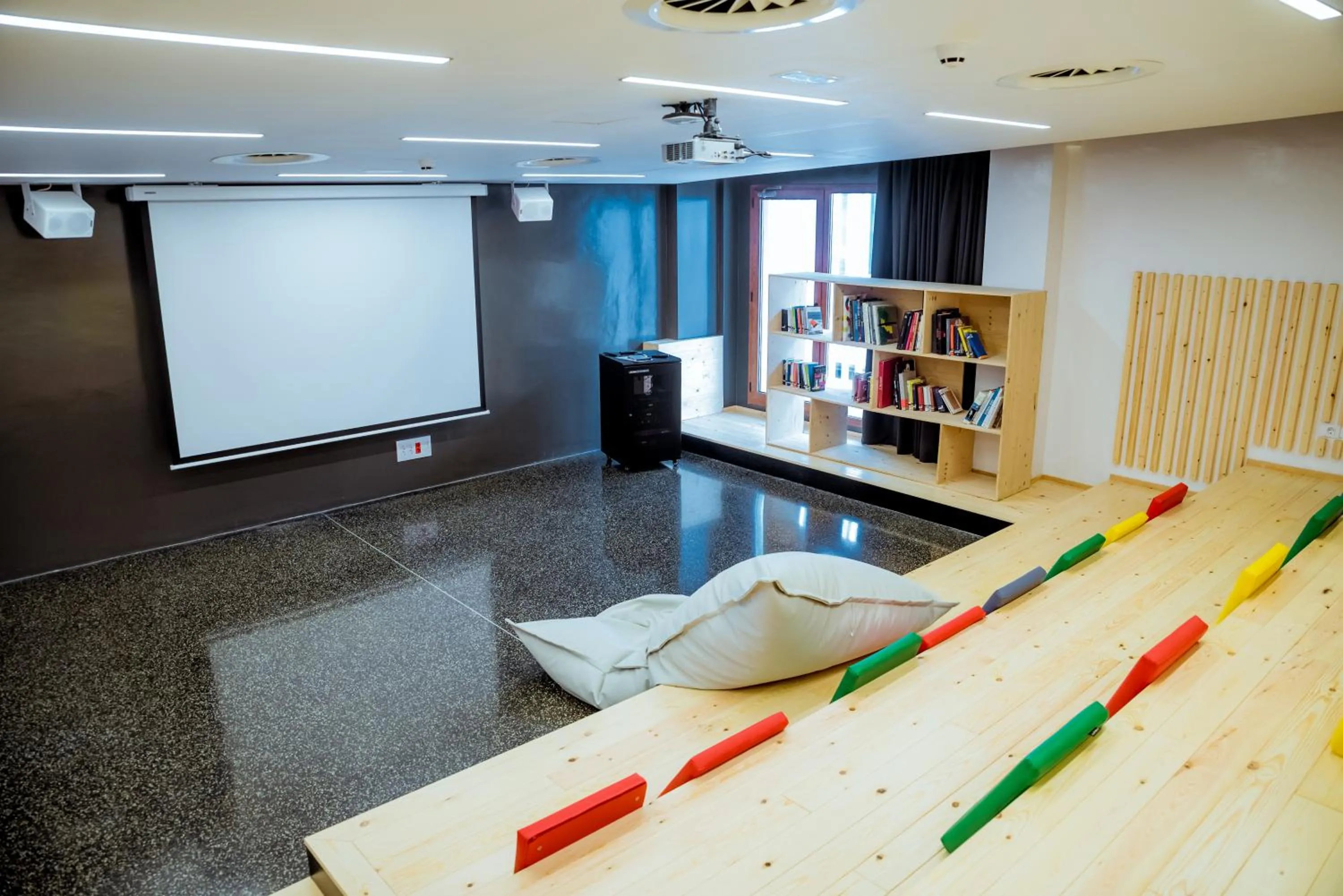 Library in AMISTAT Island Hostel Ibiza - ALBERGUE JUVENIL