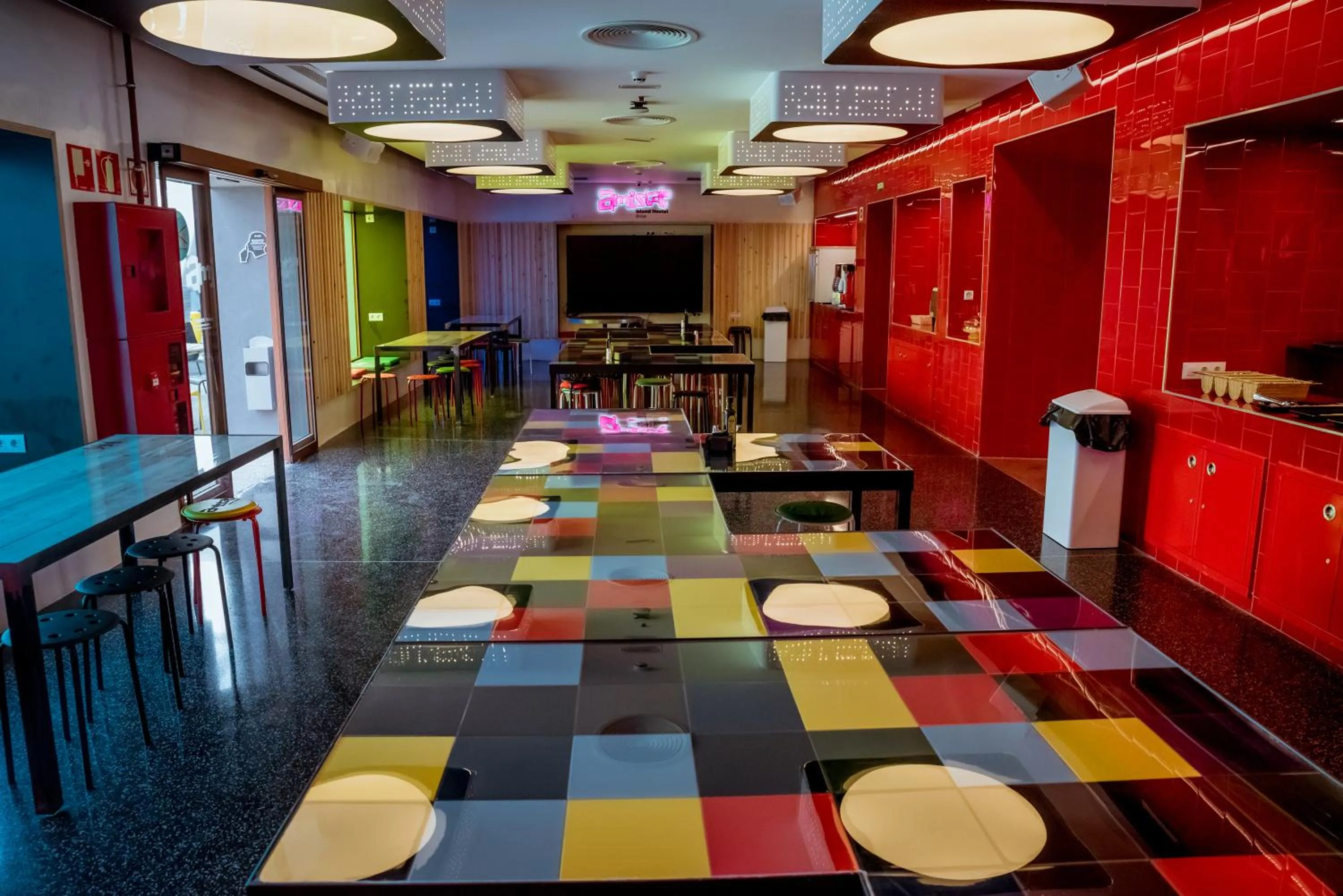 Communal lounge/ TV room in AMISTAT Island Hostel Ibiza - ALBERGUE JUVENIL