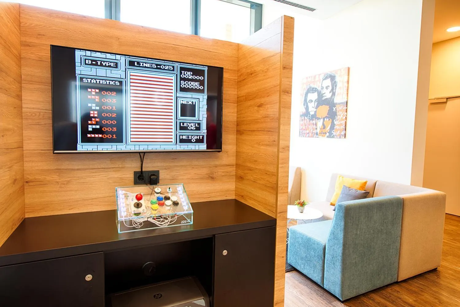 Communal lounge/ TV room in LOGINN Hotel Leipzig