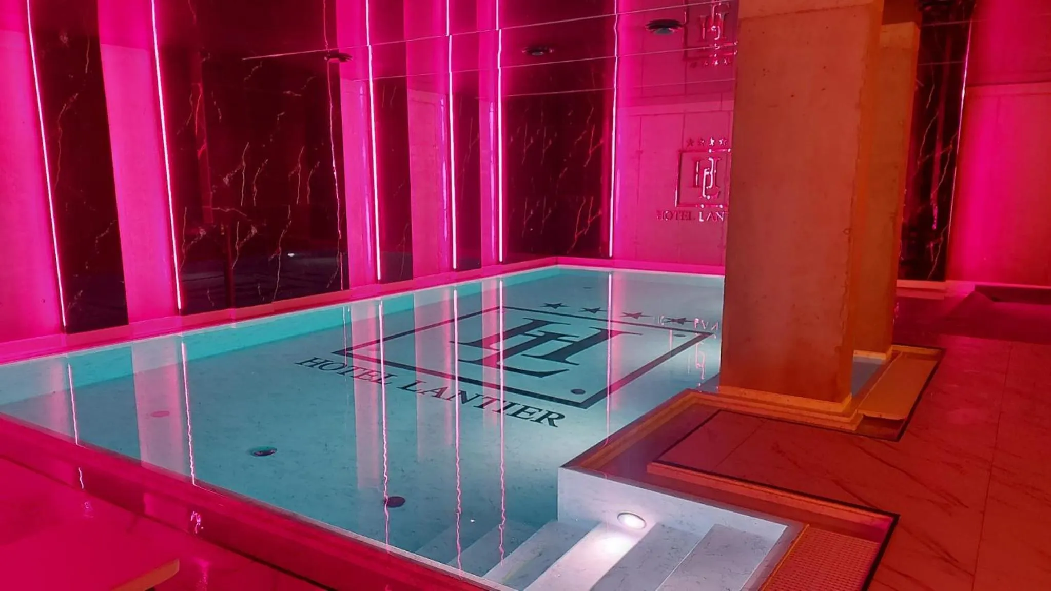 Swimming pool in Hotel Lantier & Swimming Pool Zone