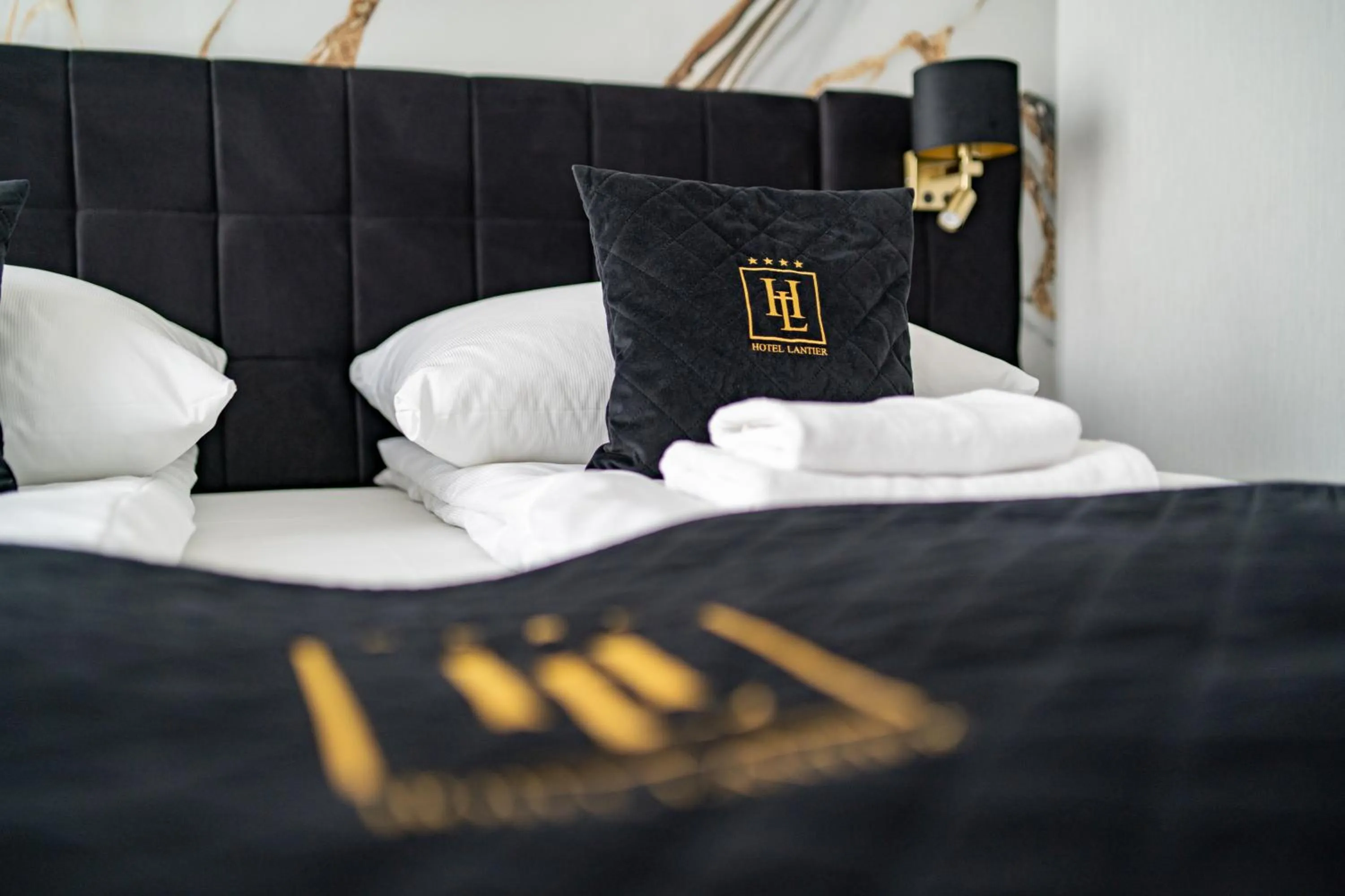 Bed in Hotel Lantier & Swimming Pool Zone