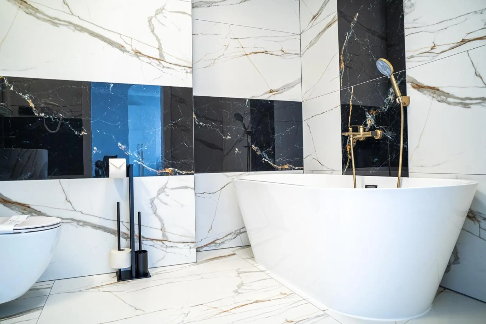 Toilet in Hotel Lantier & Swimming Pool Zone