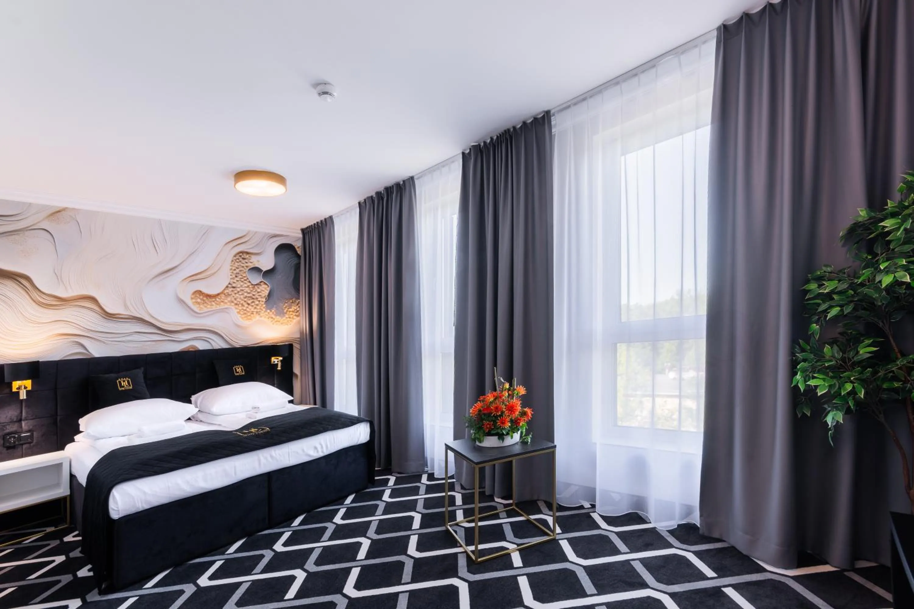 Bed in Hotel Lantier & Swimming Pool Zone