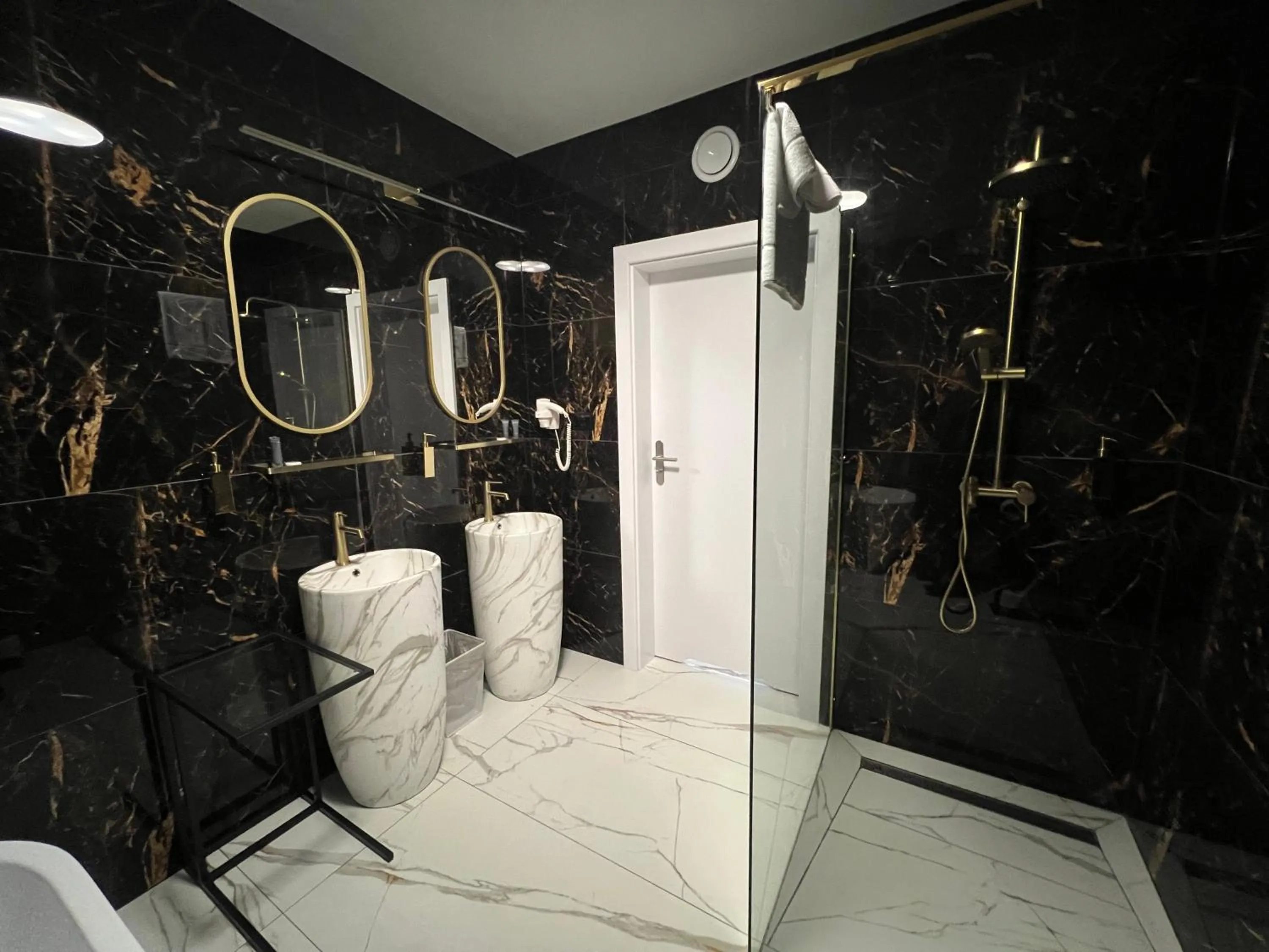 Hotel Lantier & Swimming Pool Zone