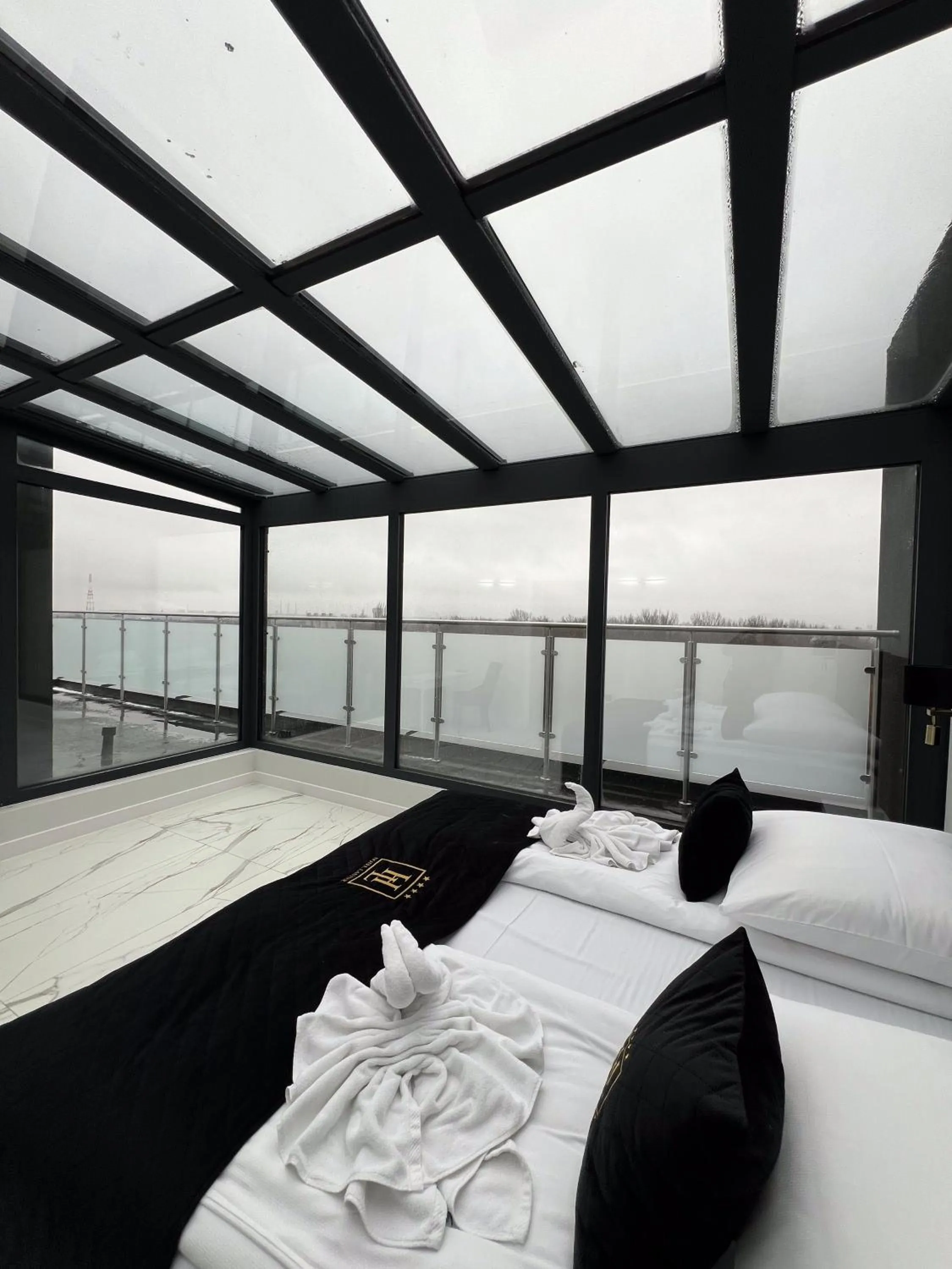 Bed in Hotel Lantier & Swimming Pool Zone