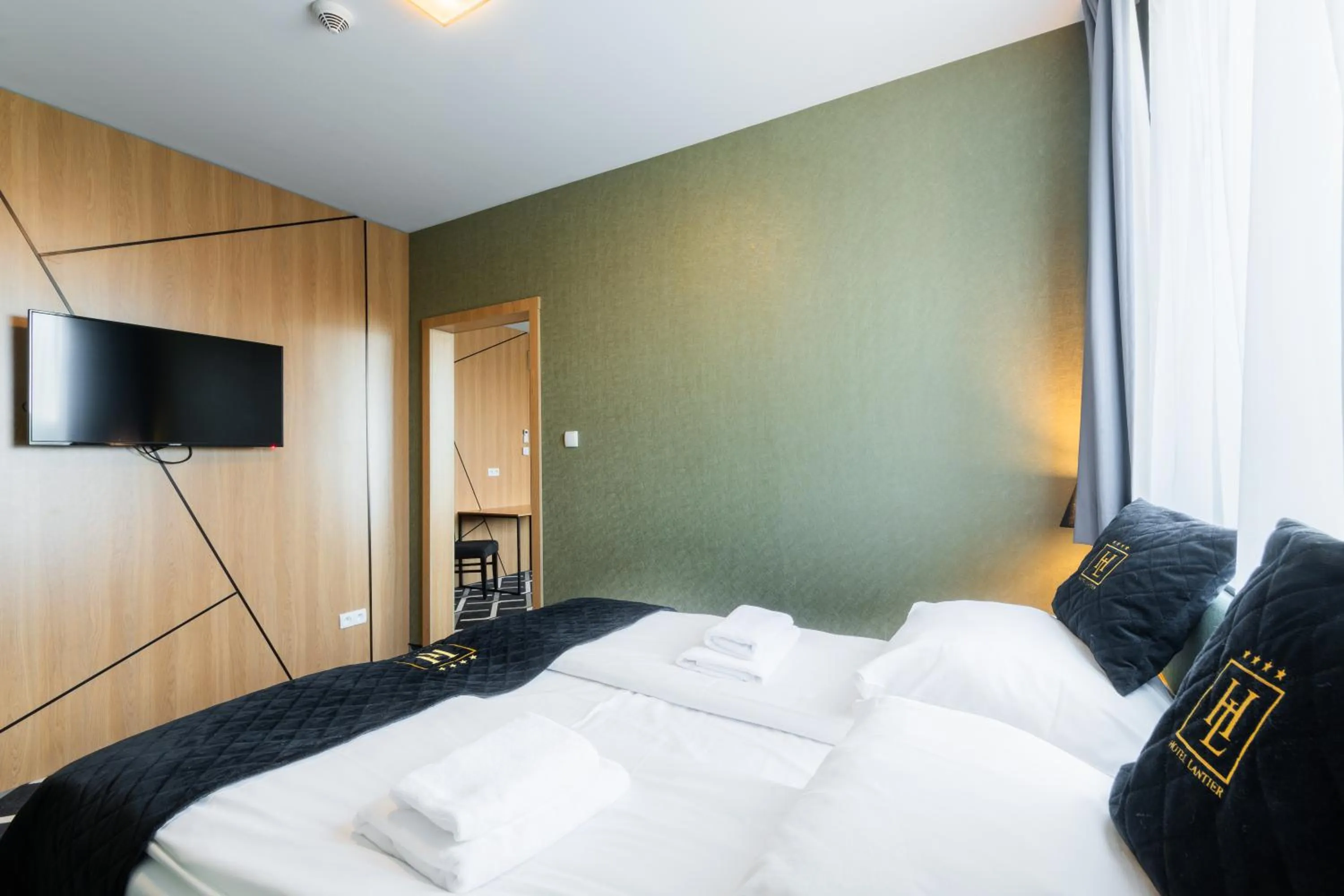 Bed in Hotel Lantier & Swimming Pool Zone