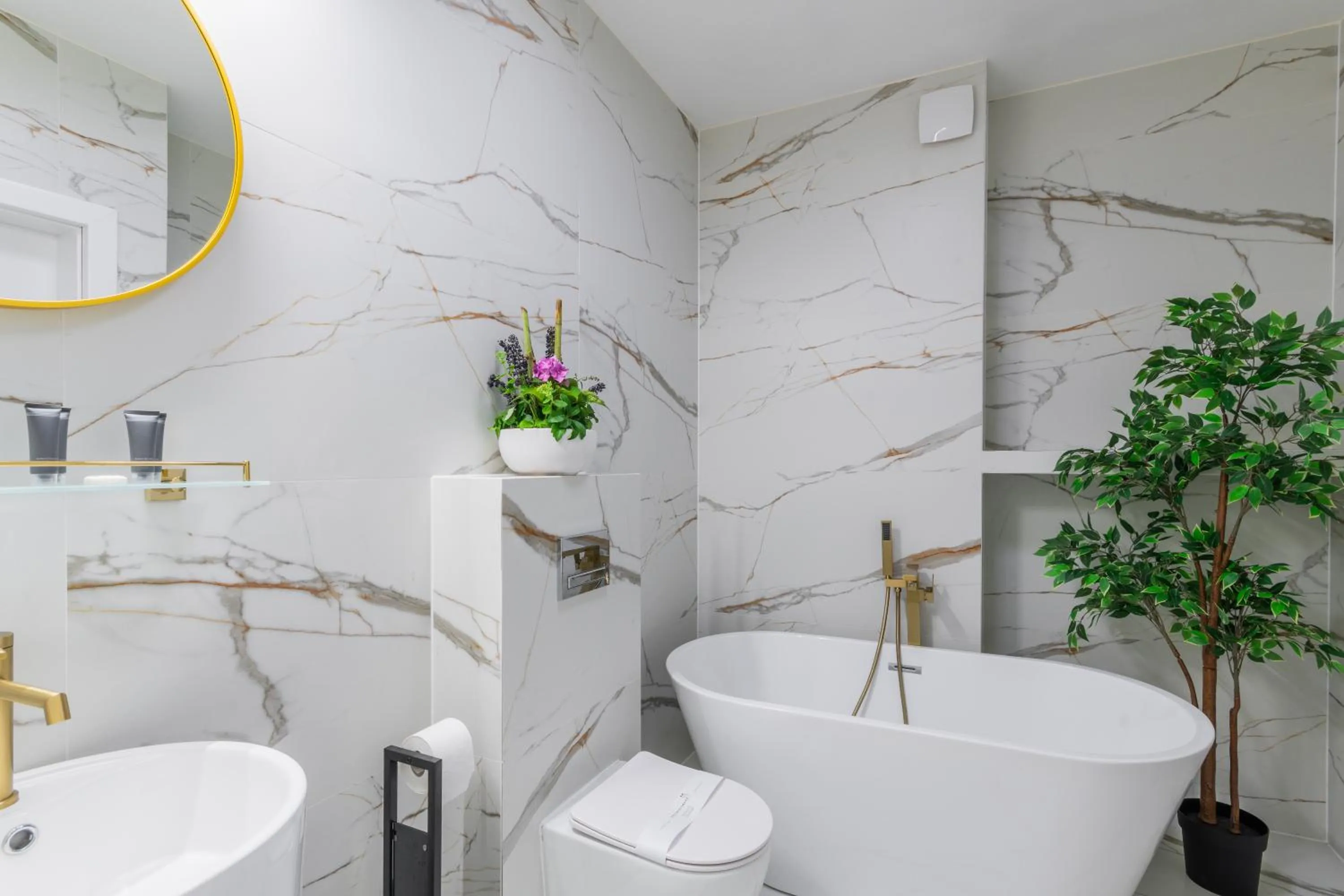 Shower in Hotel Lantier & Swimming Pool Zone