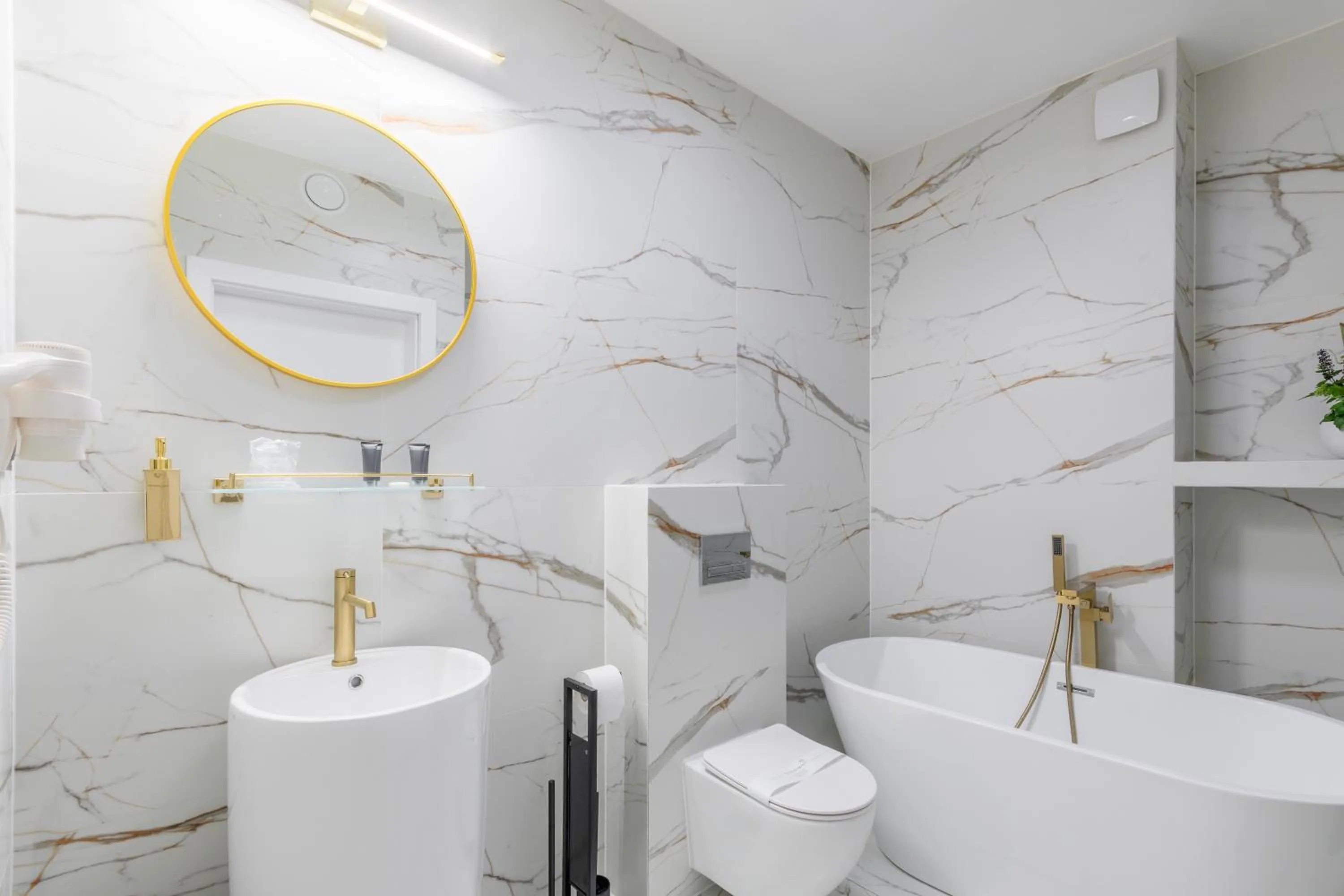 Toilet in Hotel Lantier & Swimming Pool Zone