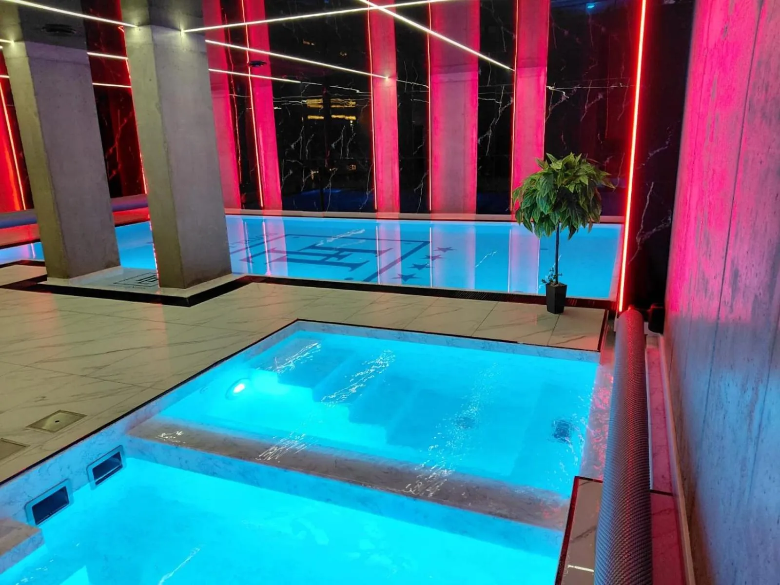 Hotel Lantier & Swimming Pool Zone