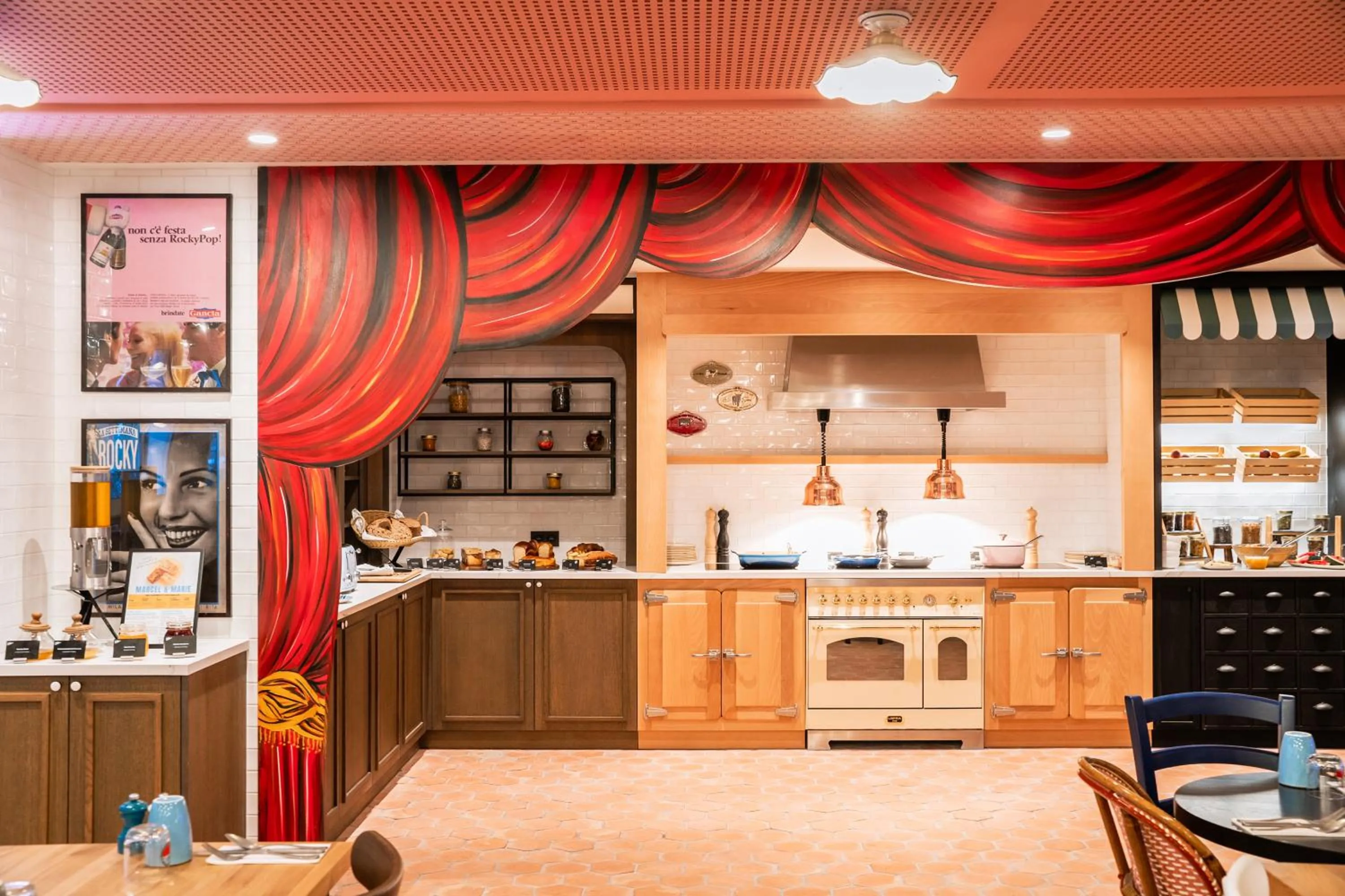 Restaurant/places to eat in RockyPop Marseille Hôtel